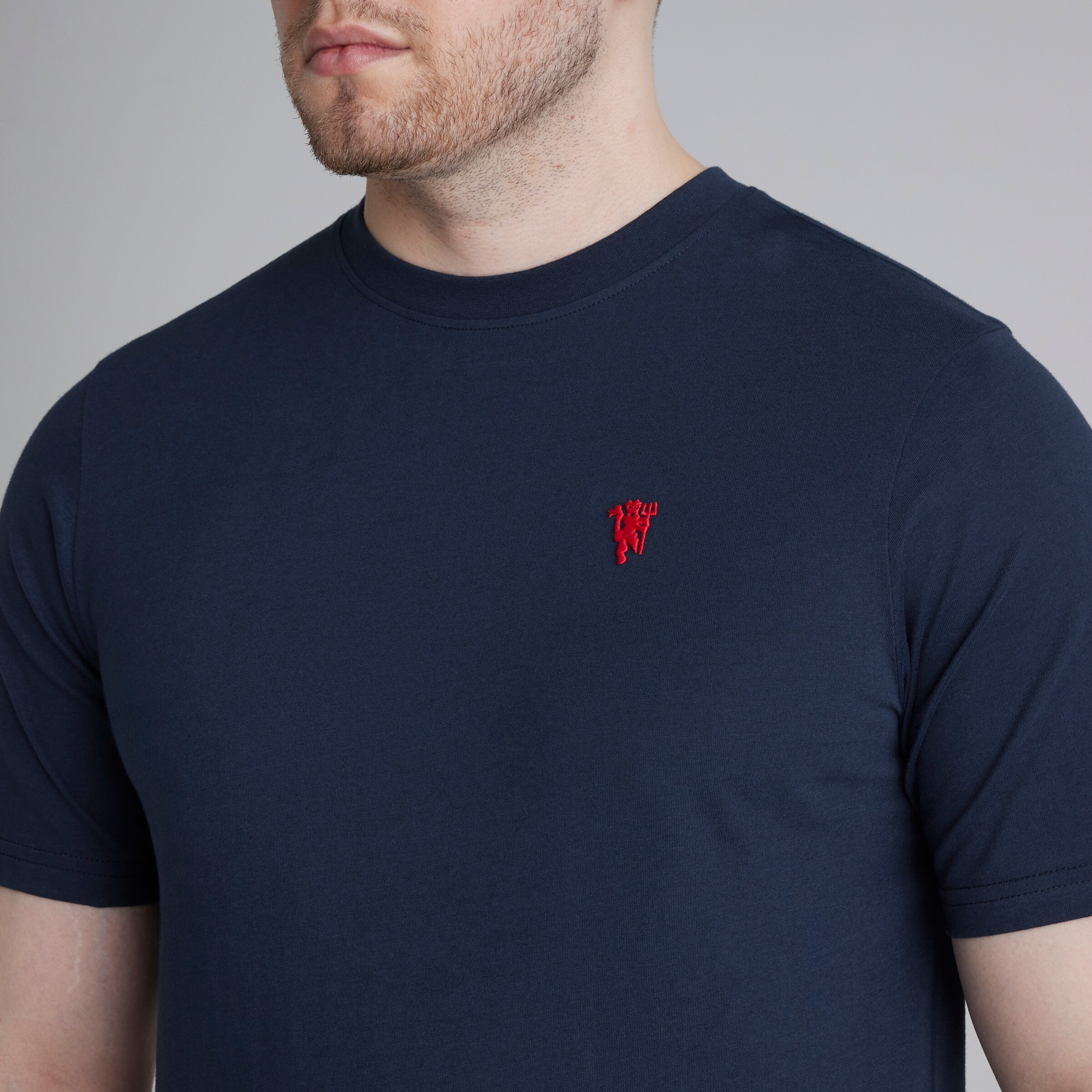 Manchester United Devil Essentials T-Shirt Navy Bleu marine Détail [4-4]
