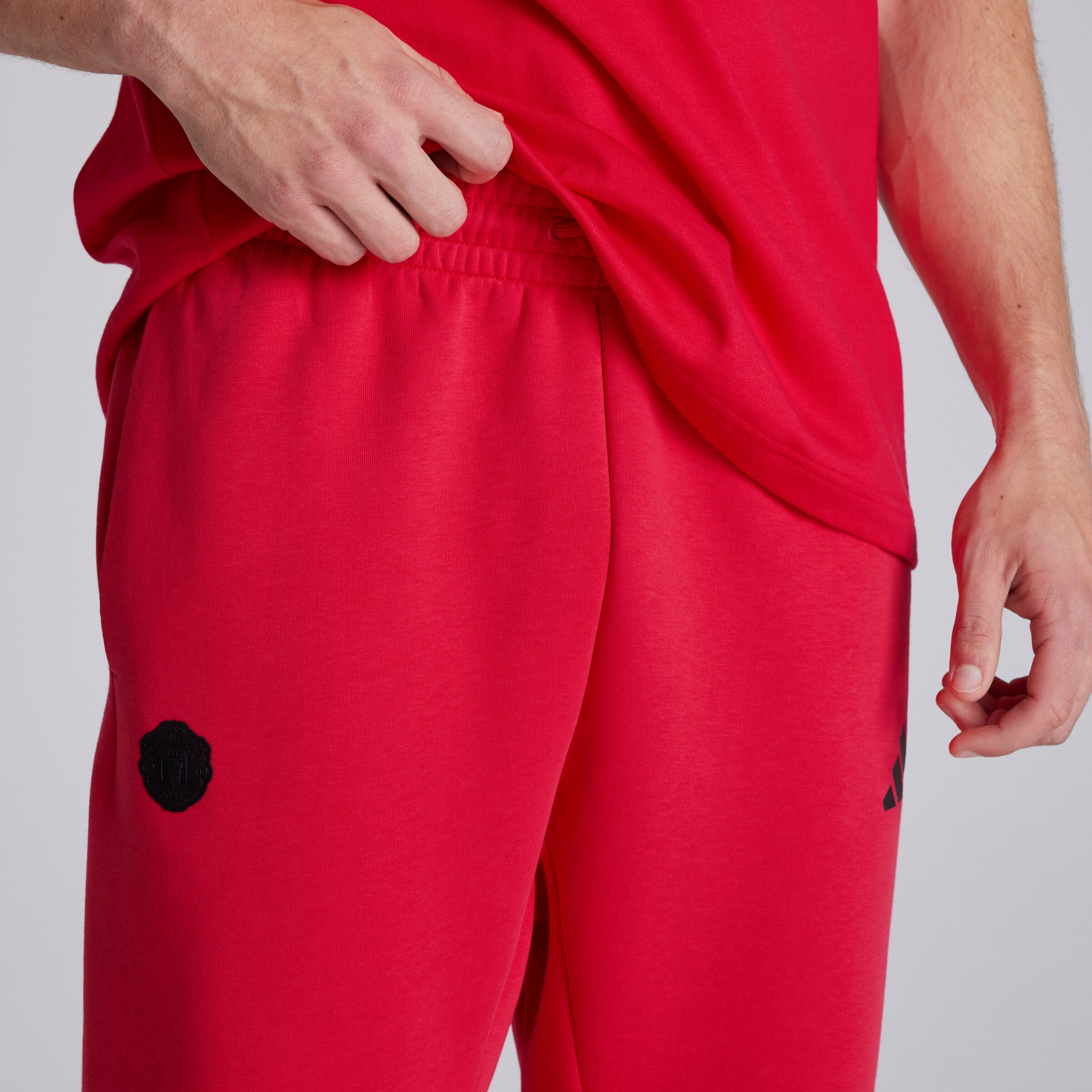 Manchester United x adidas Future Icons Joggers Red Rouge Détail [6-6]