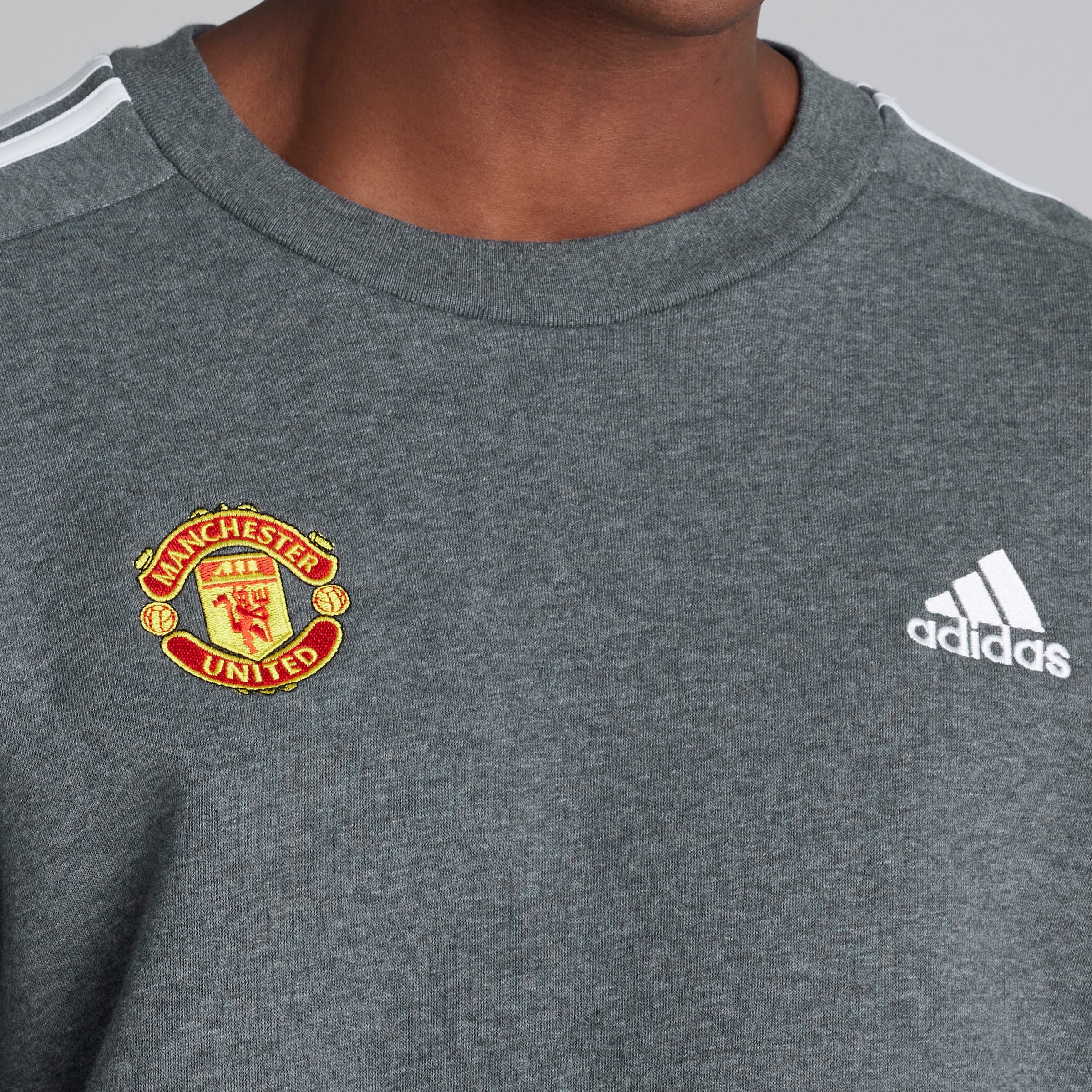 Manchester United x adidas Mens Essentials Fleece 3-Stripes Sweatshirt Grey Détail [5-7]