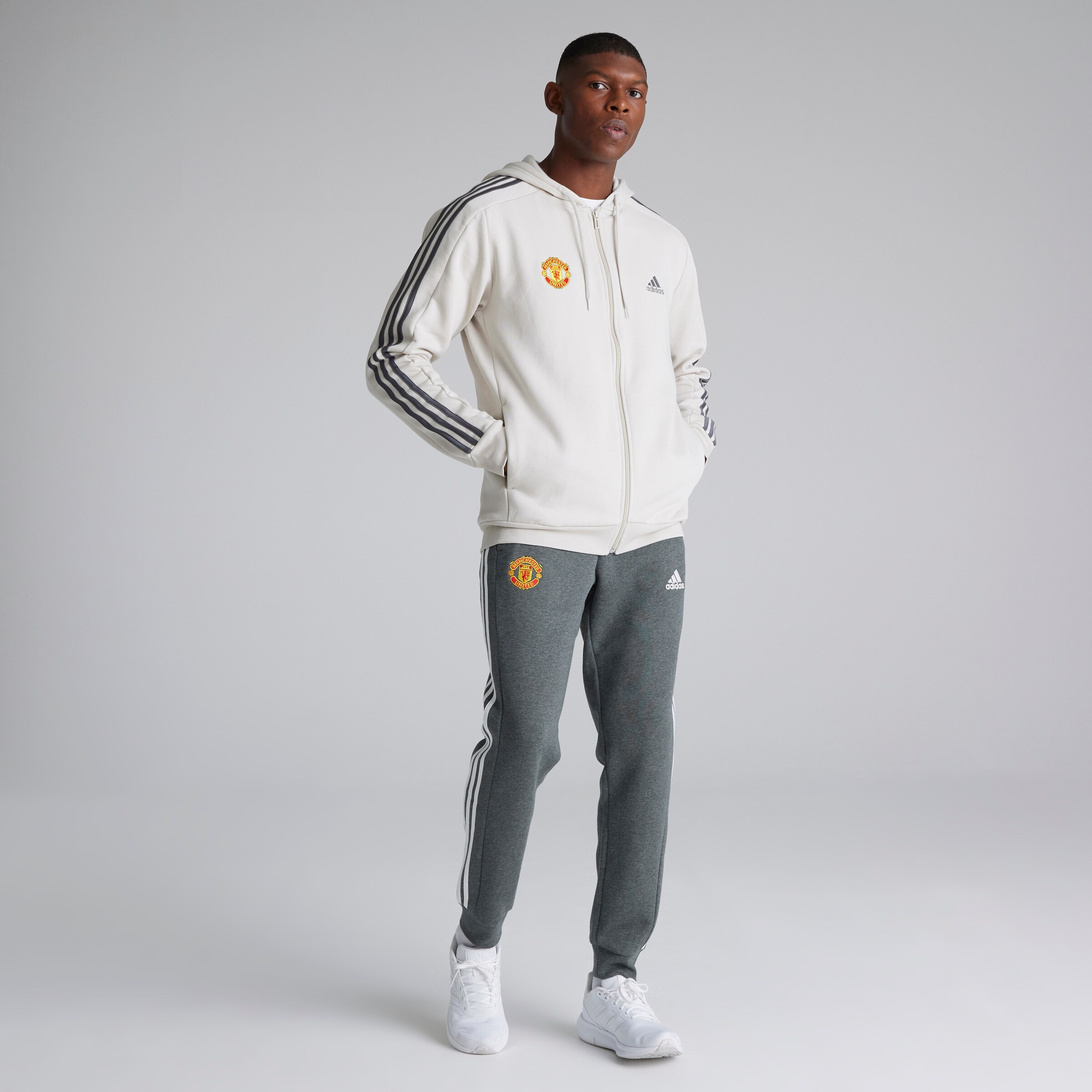 Manchester United x adidas Mens Essentials Fleece 3-Stripes Tapered Joggers Grey Détail [3-7]