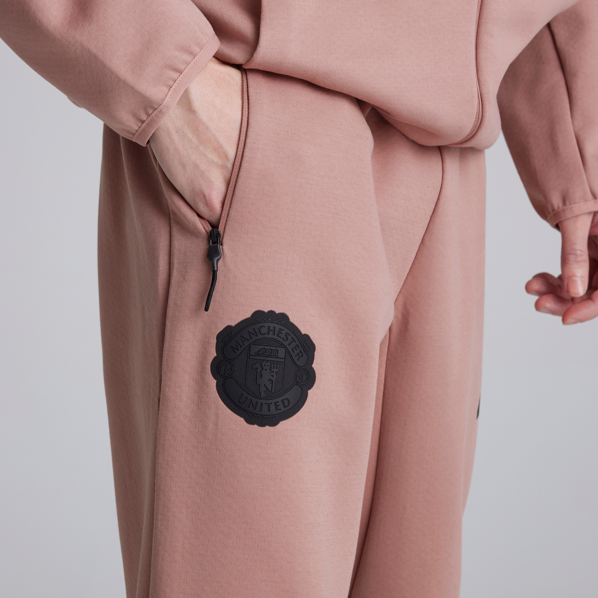 Manchester United x adidas Z.N.E. Tracksuit Bottoms Pink Rose Détail [4-5]