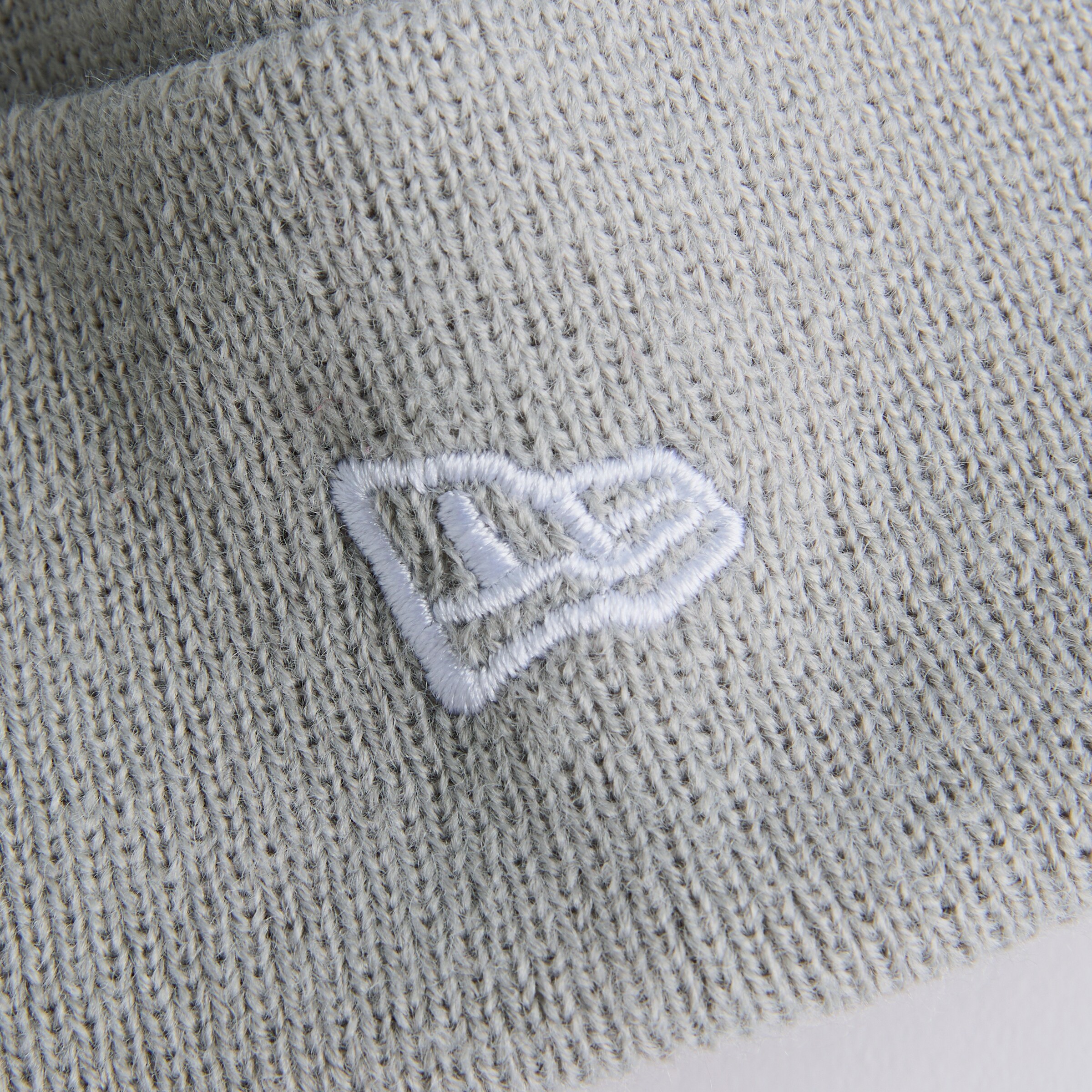 Manchester United x New Era Kids Iridescent Cuff Beanie Cream Detail [4-4]