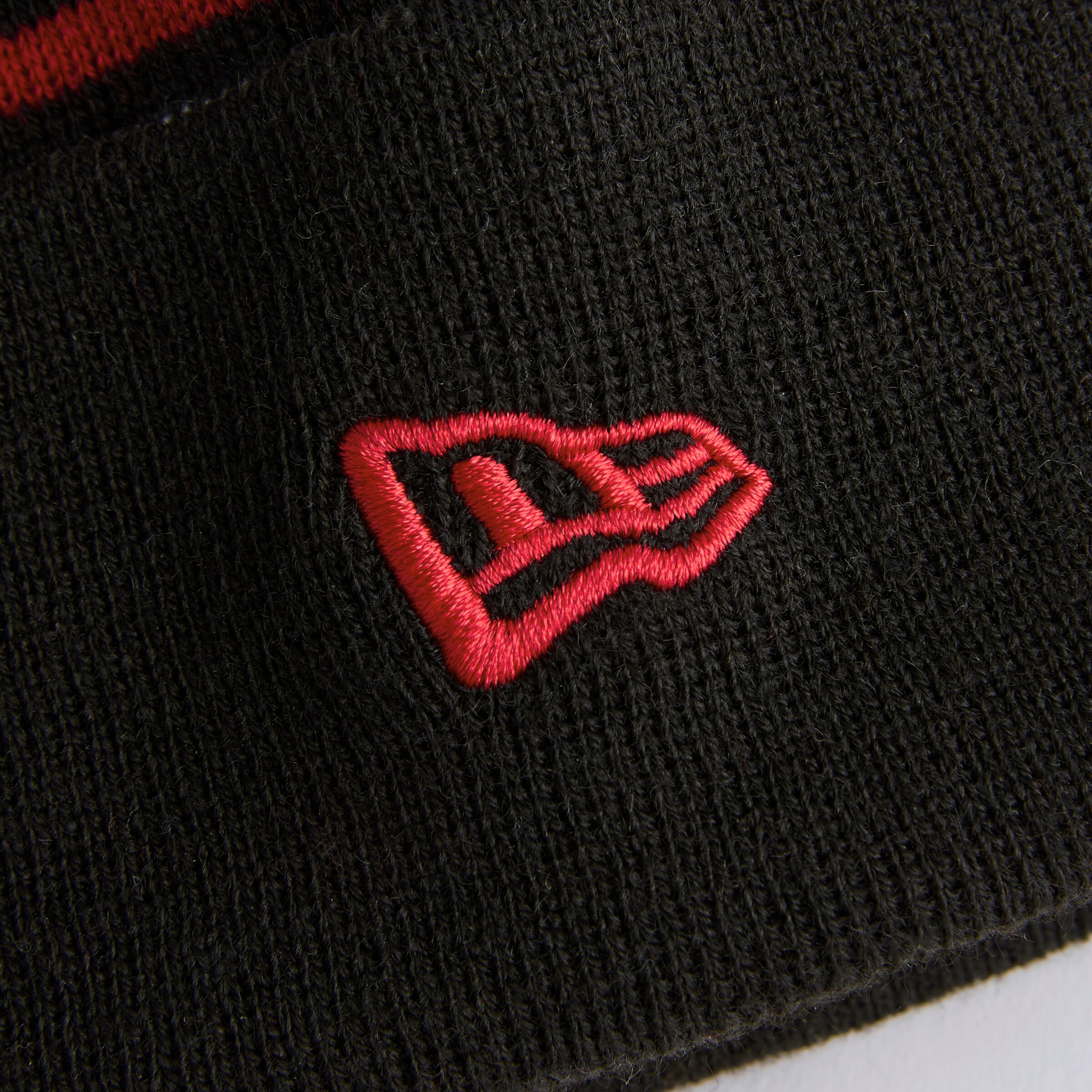 Manchester United x New Era Stripe Cuff Beanie Black Black Detail [4-4]