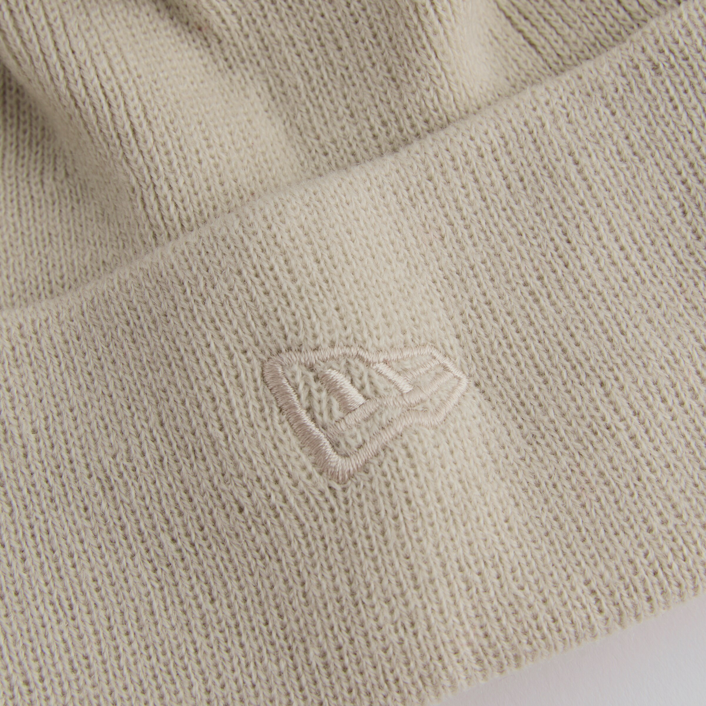 Manchester United x New Era Tonal Devil Cuff Beanie Stone Detail [4-4]