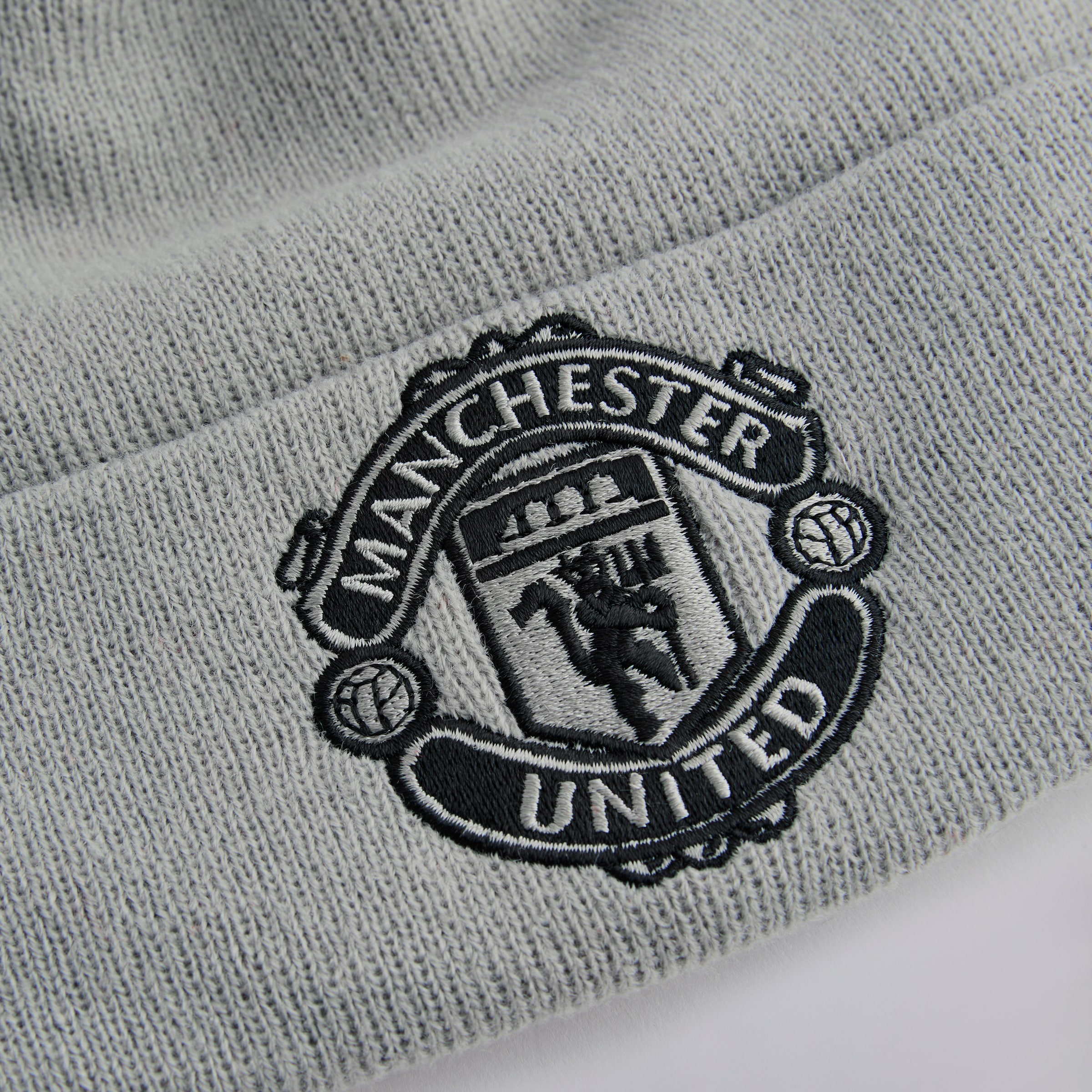 Manchester United x New Era Bobble Beanie Grey Grey Detail [3-4]