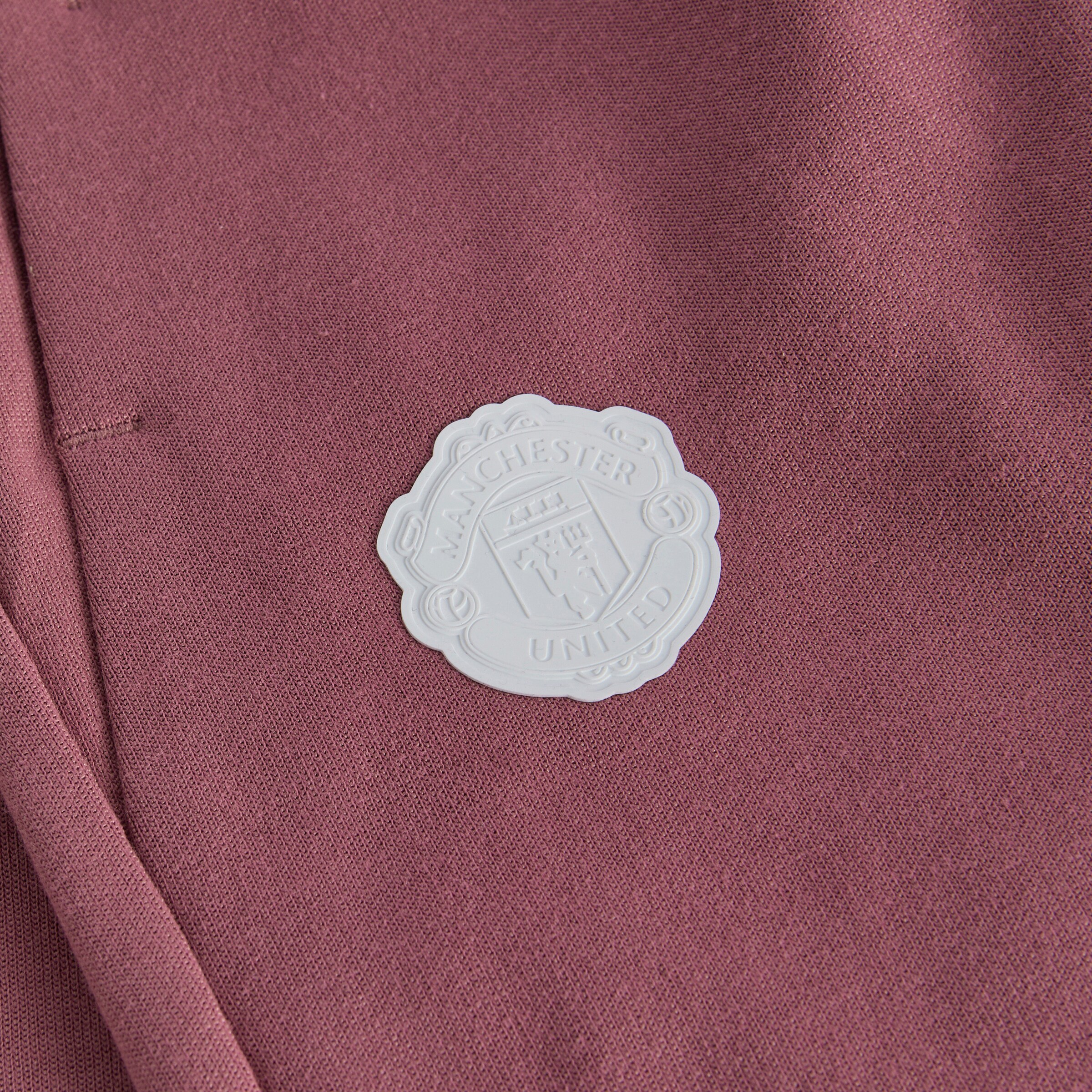 Manchester United x adidas Kids Future Icons Tracksuit Burgundy Rouge Détail [4-5]