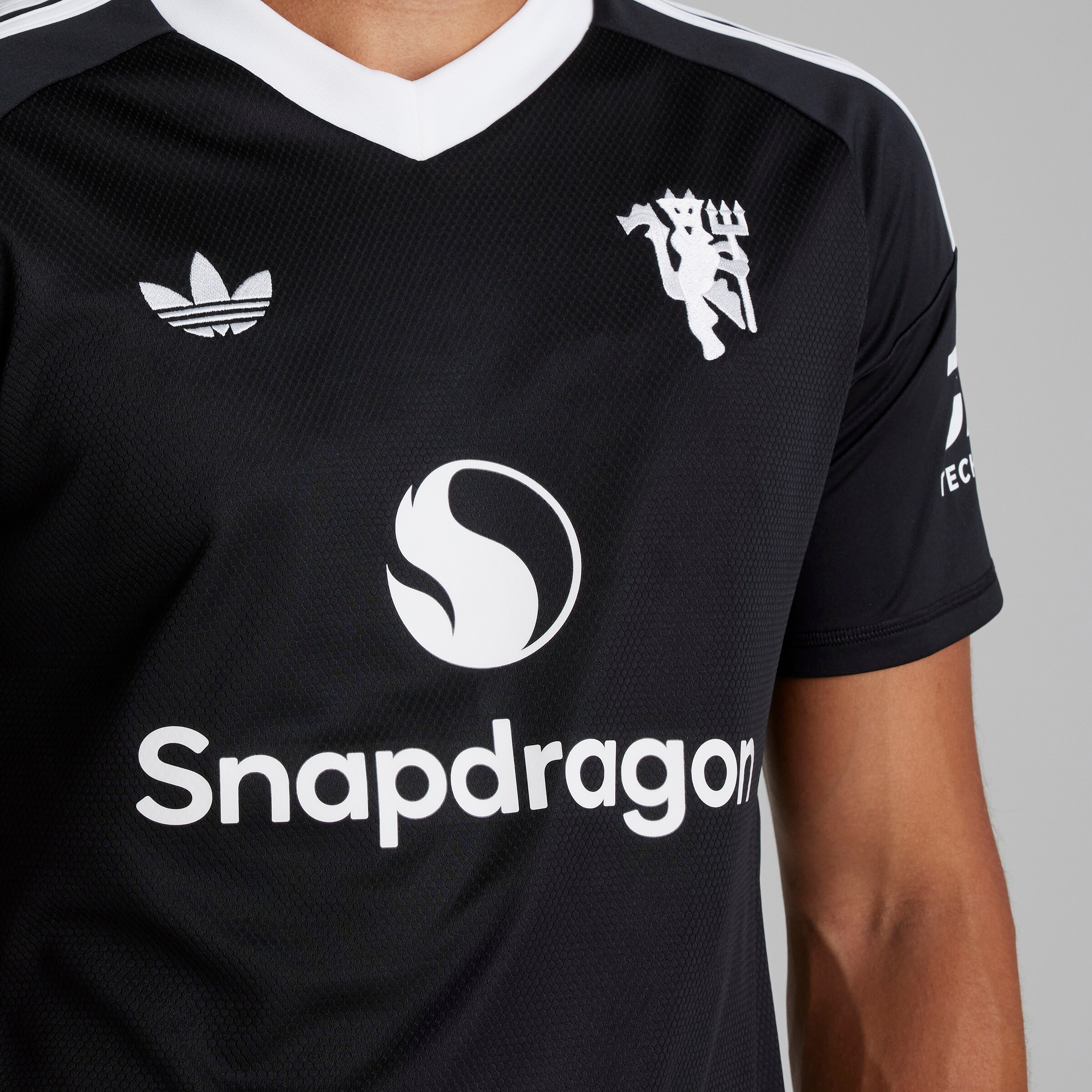 Manchester United 24/25 Third Goalkeeper Jersey Black Detail [5-8]