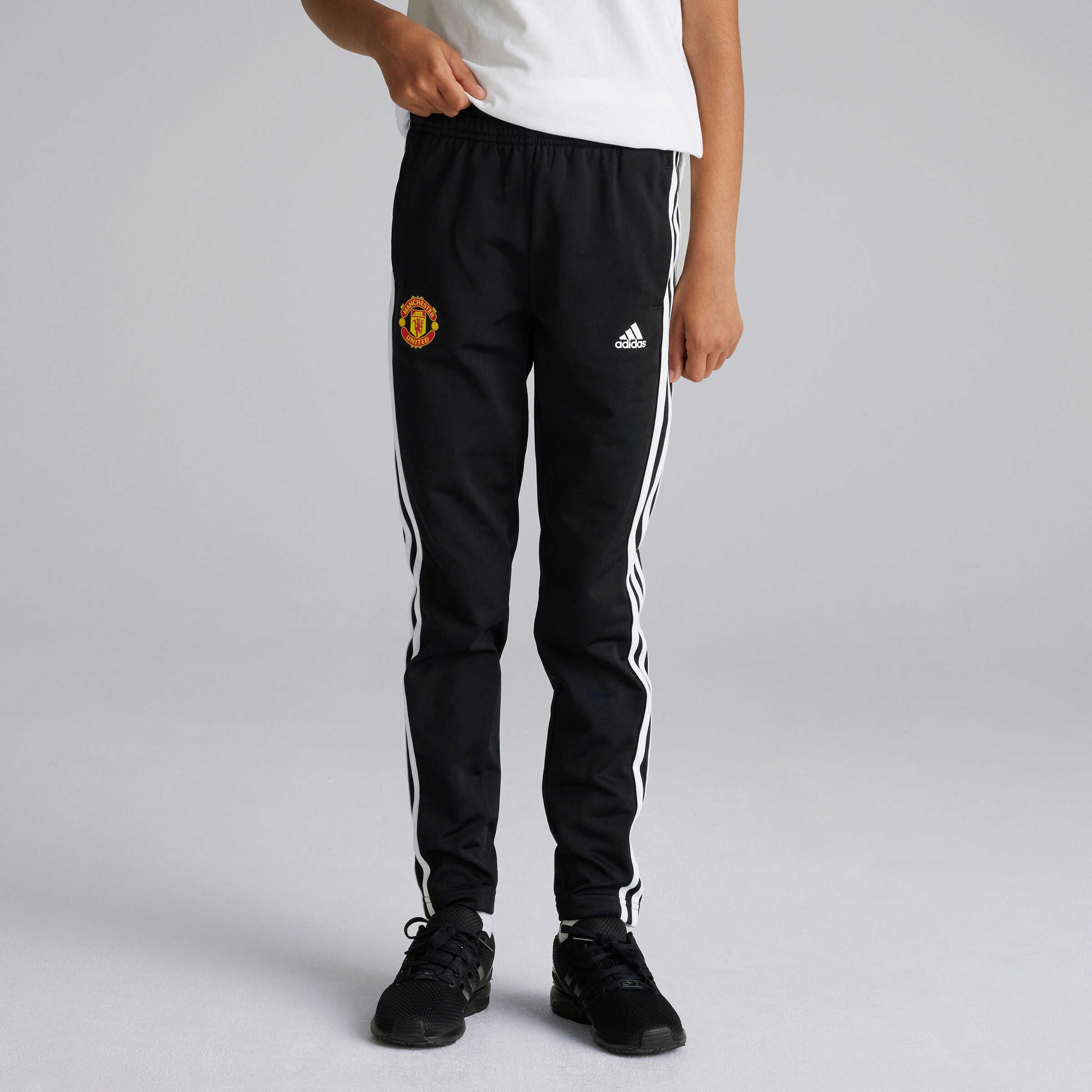Manchester United x adidas SurvÃªtement 3-Stripes Essentials pour enfants Noir/Gris Noir Détail [7-10]