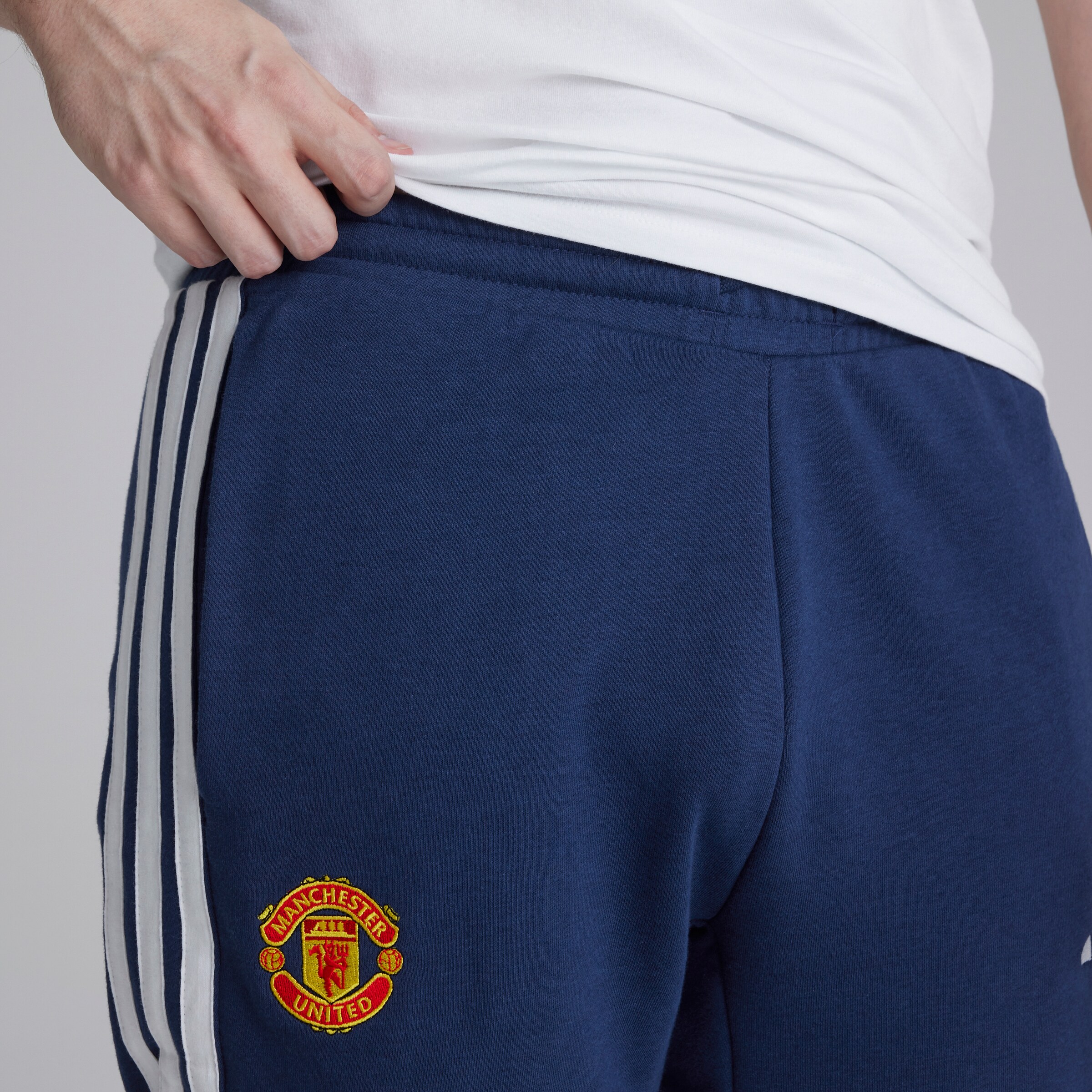Manchester United x adidas Essentials 3-Stripes French Terry Joggers Blue Bleu Détail [6-6]