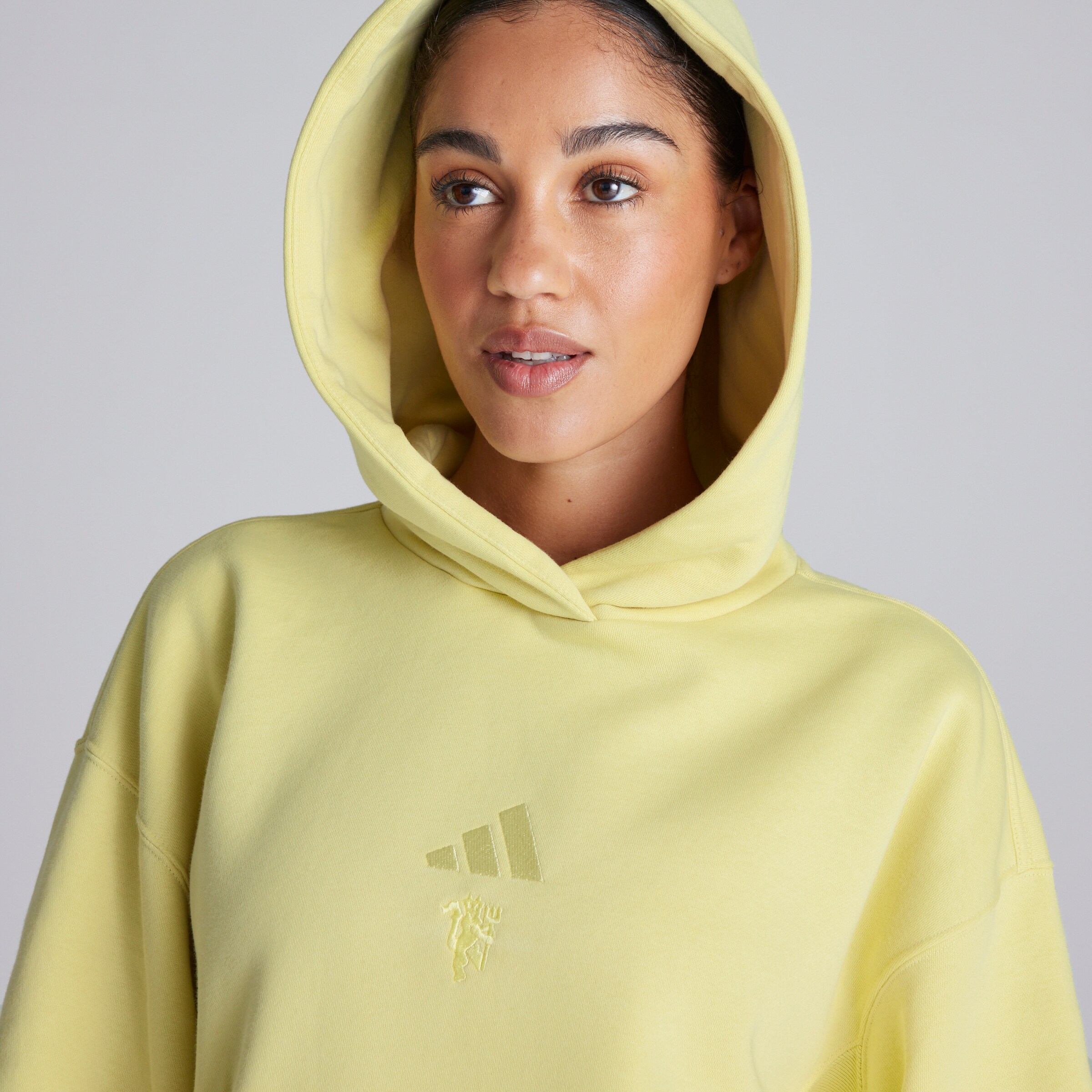 Manchester United x adidas Womens ALL SZN Fleece Hoodie Yellow Jaune Détail [6-6]