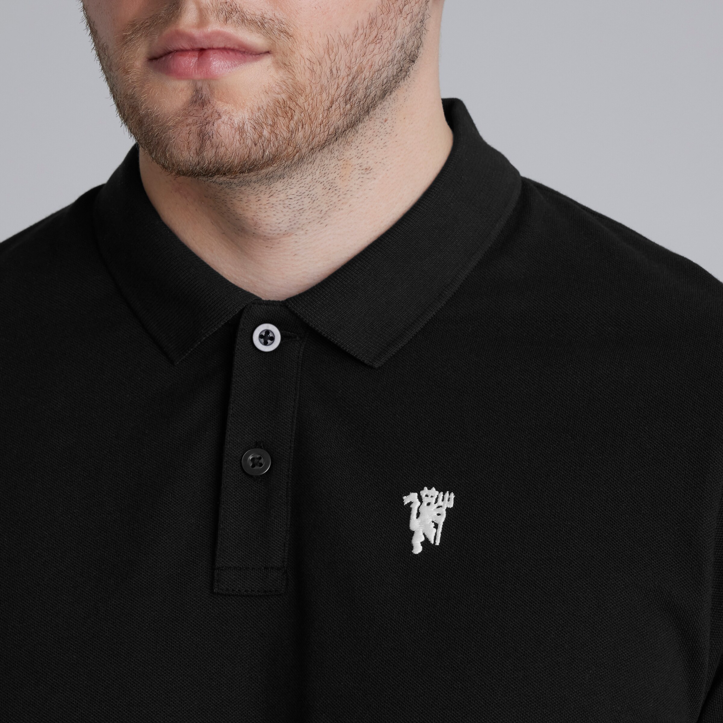 Manchester United Devil Essentials Polo Shirt Black Noir Détail [4-4]