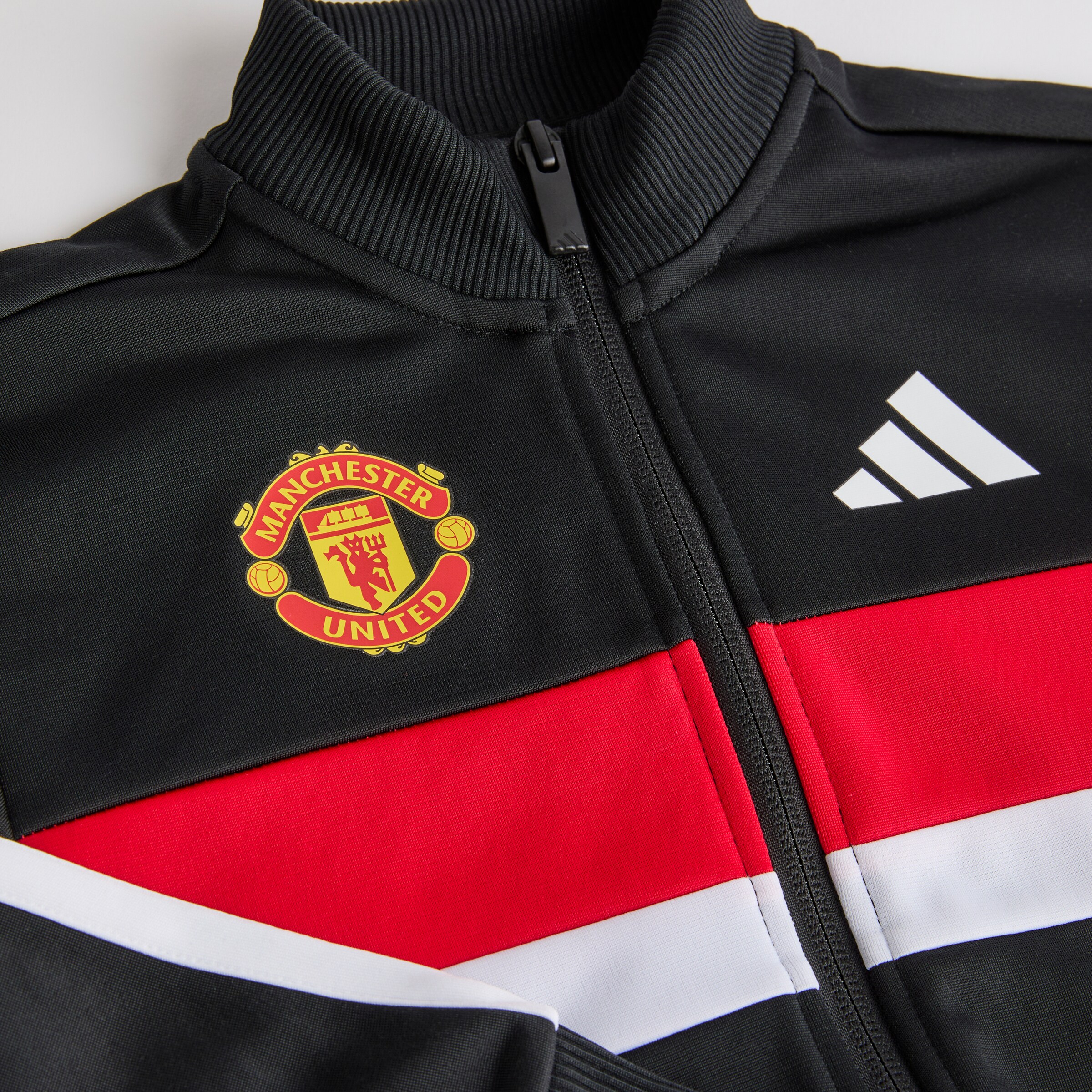 Manchester United x adidas Little Kids Essentials Tiberio 3-Stripes Tricot Tracksuit Black 黑色 细节 [4-4]
