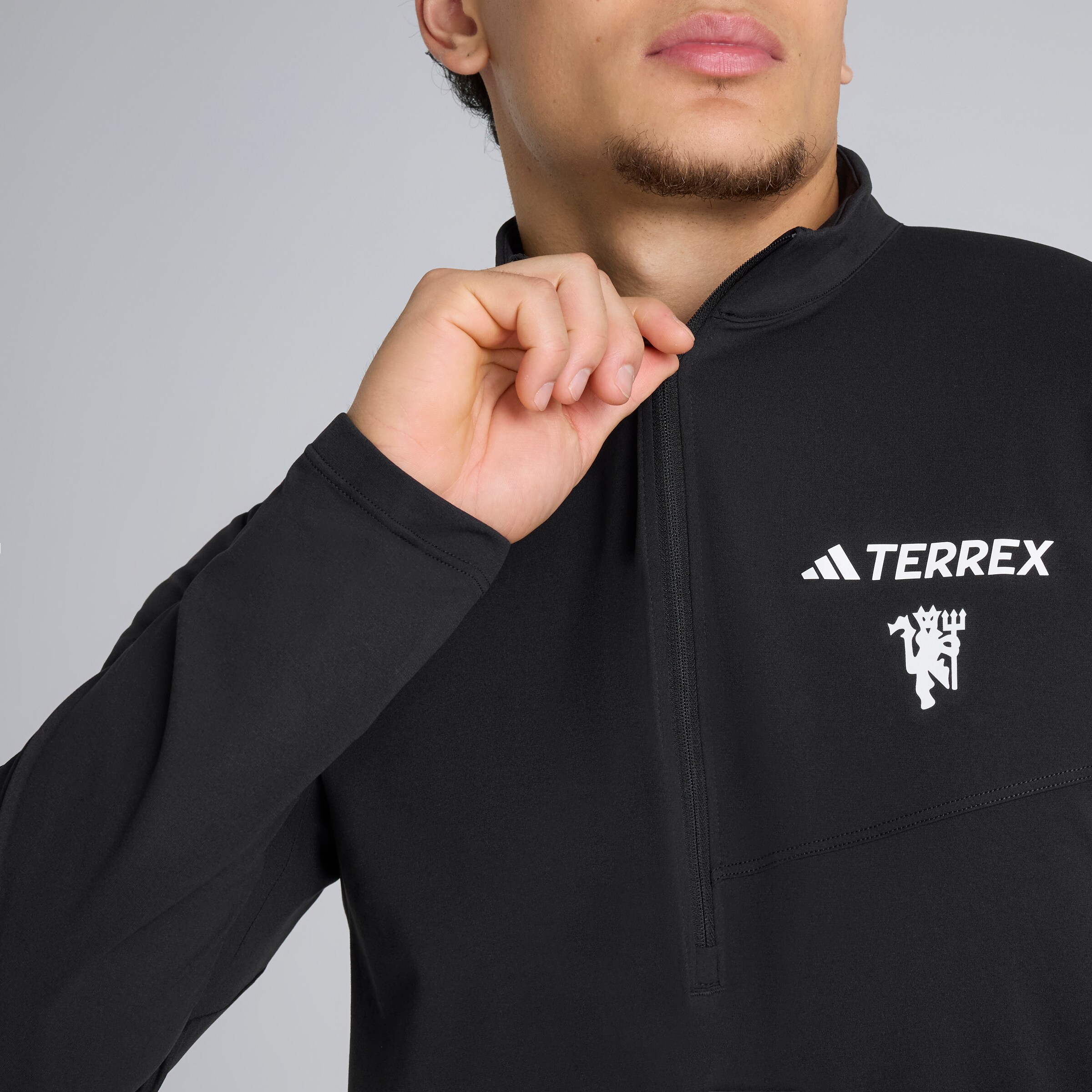 Manchester United x adidas Terrex CLIMACOOL 1/2-Zip Long Sleeve Top Black Black Detail [4-5]