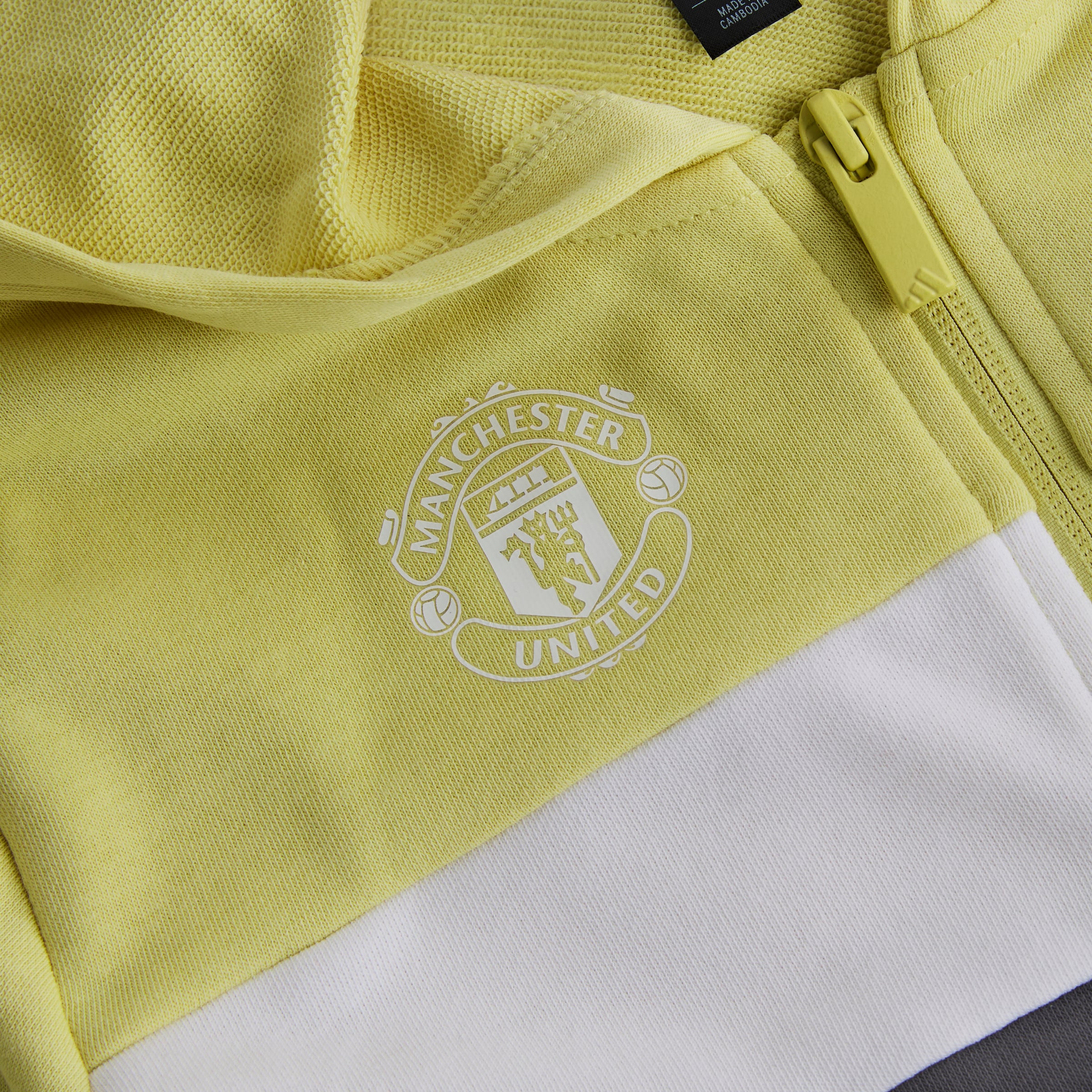 Manchester United x adidas Kids Essentials Tiberio 3-Stripes French Terry Tracksuit Yellow/Grey Jaune Détail [3-4]