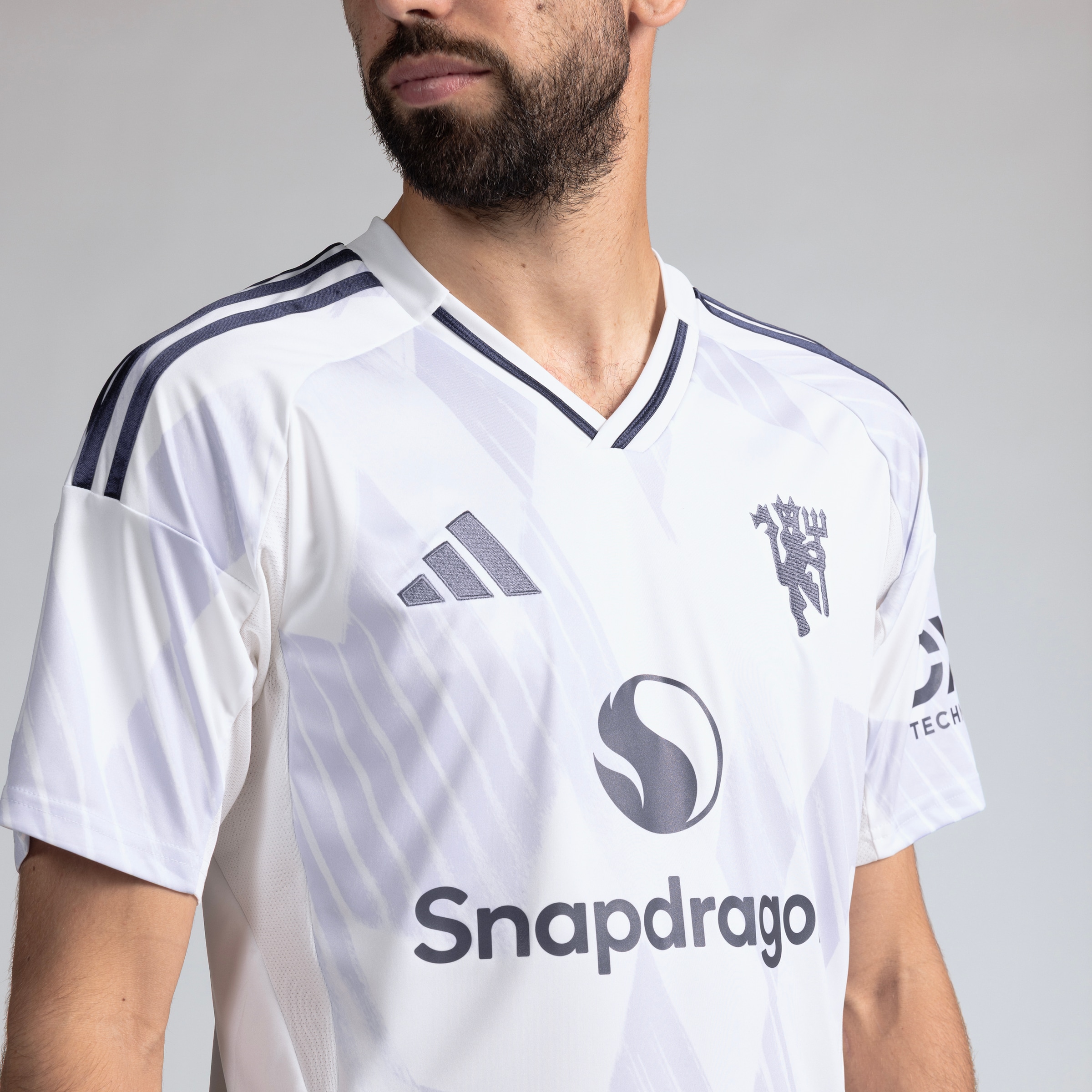 Manchester United 25/26 Away Jersey with Fernandes 8 Club Printing Blanc Détail [4-5]