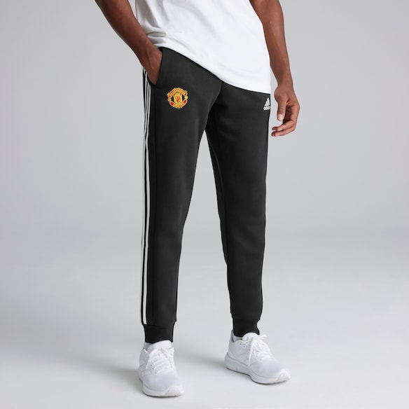 Manchester United x adidas Essentials Fleece 3-Streifen Jogginghosen mit verjüngtem Bündchen Schwarz Schwarz