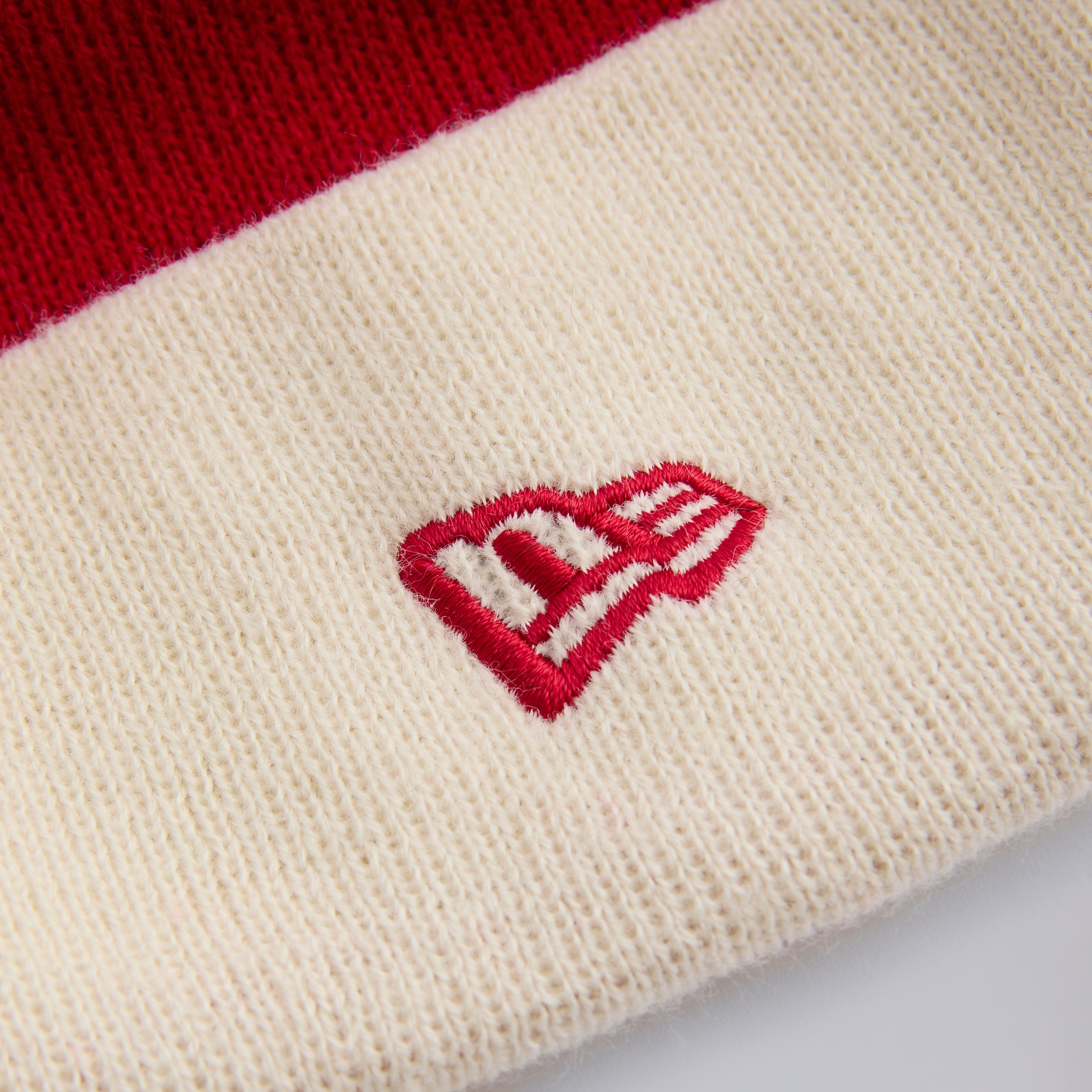 Manchester United x New Era Contrast Bobble Beanie Red Beige Detail [4-4]