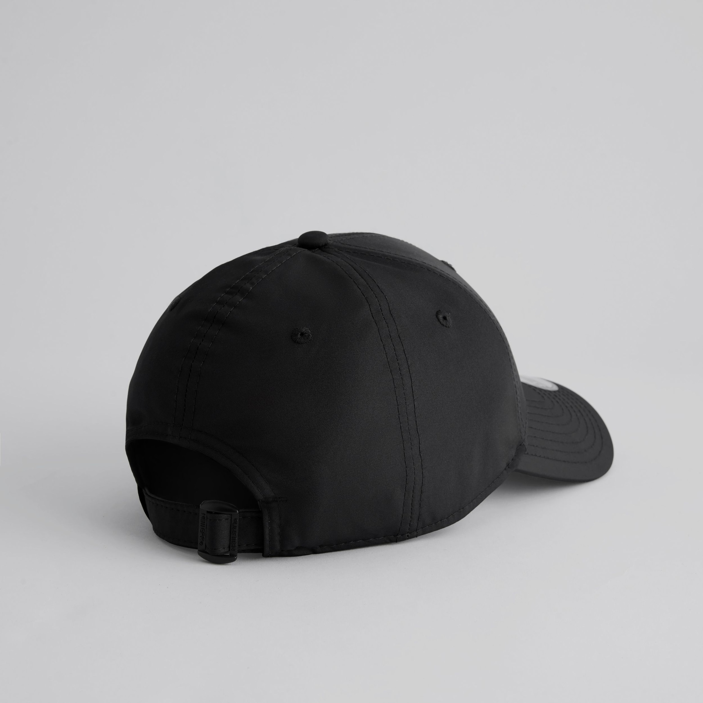 Manchester United x New Era Metal Devil Trucker Cap Black Black Detail [4-5]