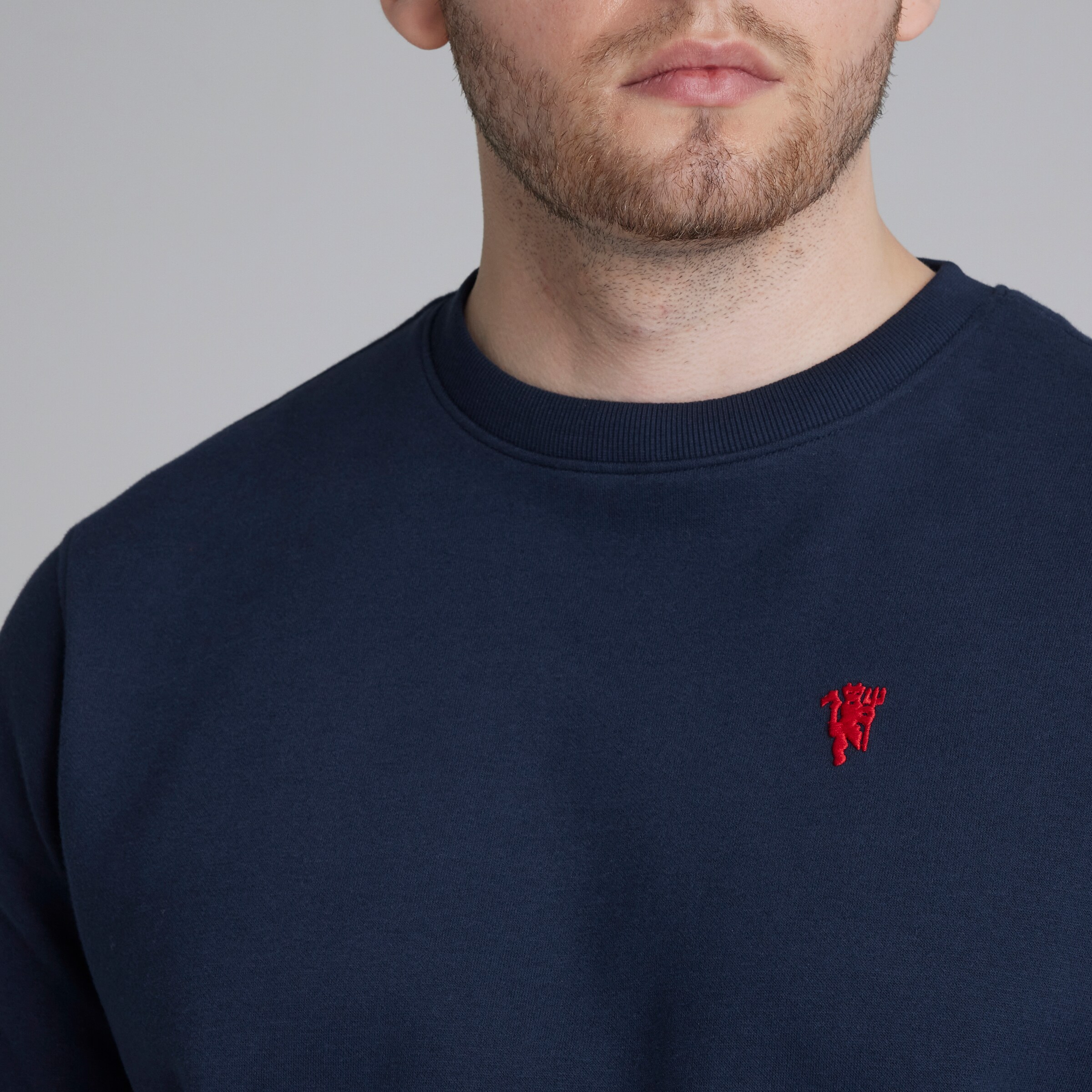 Manchester United Devil Essentials Sweatshirt Navy Navy blue Detail [4-4]