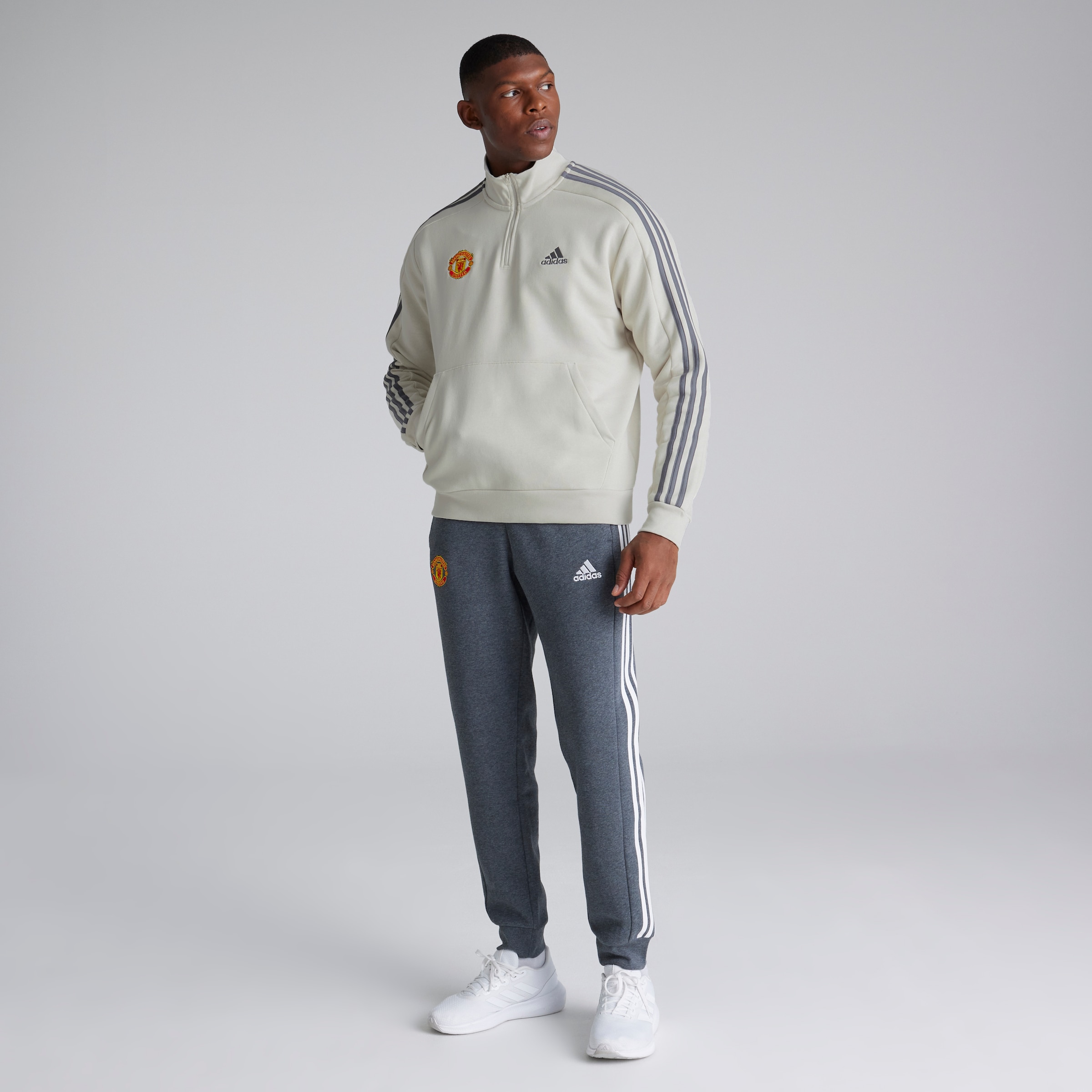 Manchester United x adidas Mens Essentials Fleece 3-Stripes 1/4 Zip Sweatshirt Off White Blanc Détail [3-5]