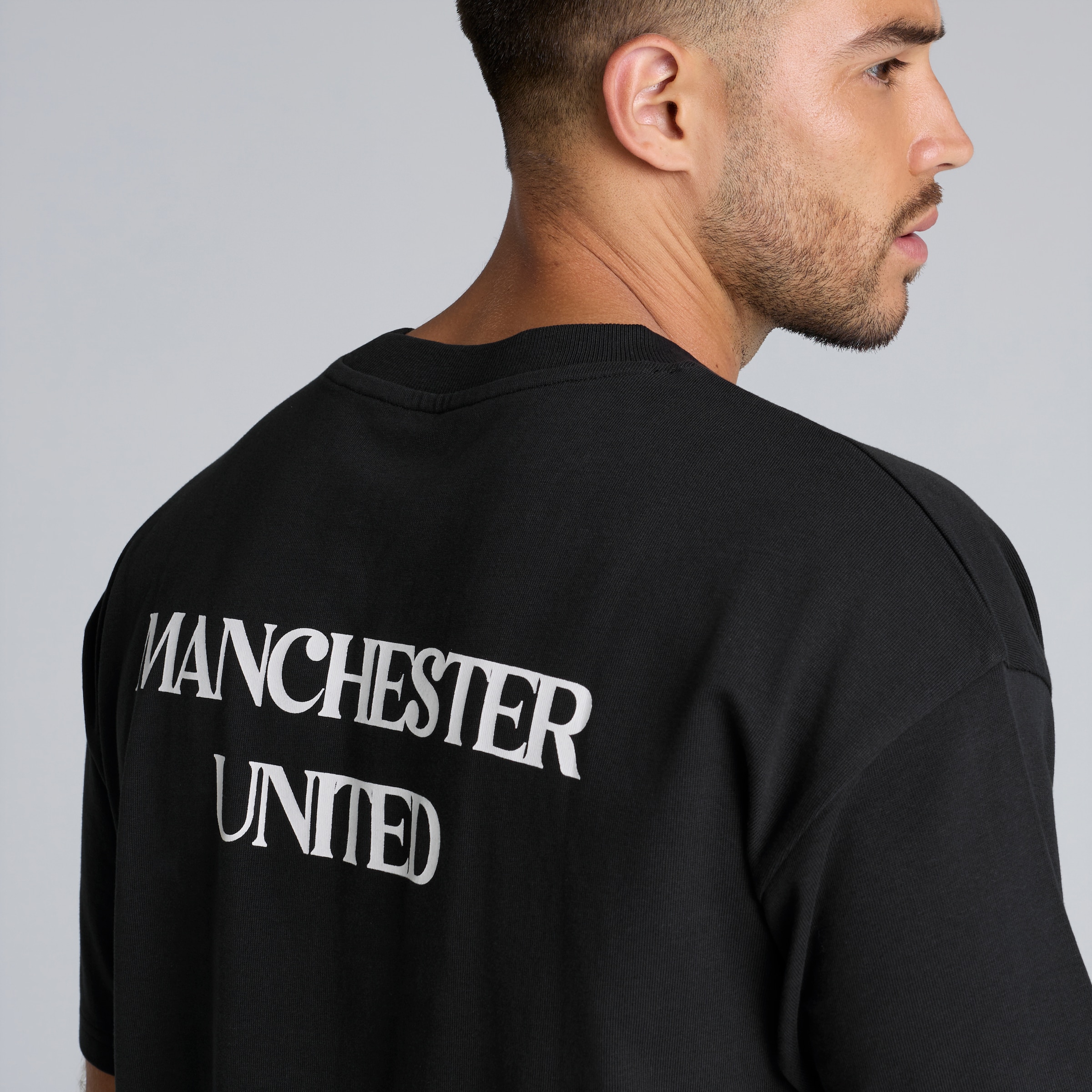 Manchester United There's Nothing on Earth Like Being a Red Print T-Shirt Black Negro Detalle [5-5]