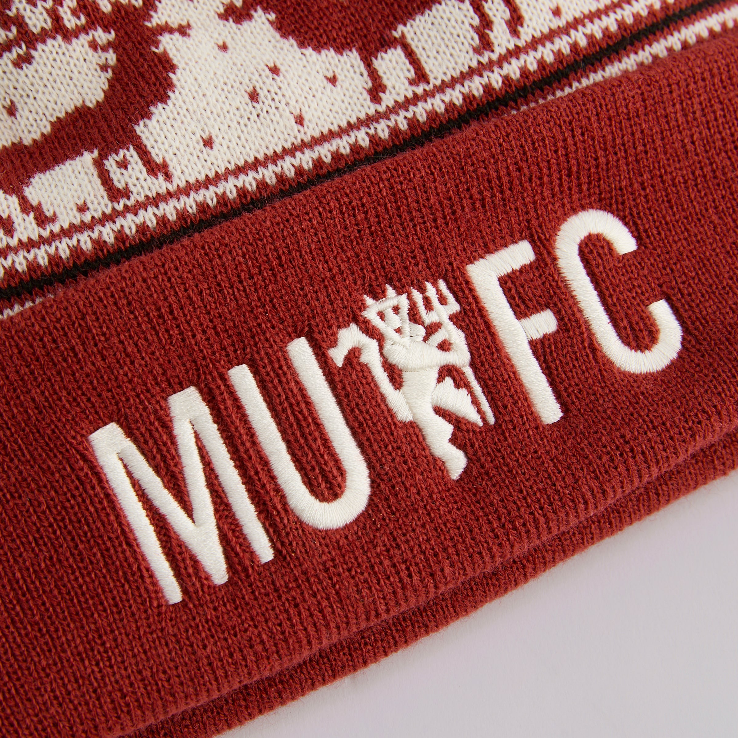 Manchester United x New Era Christmas Fairisle Bobble Beanie Red Red Detail [3-4]