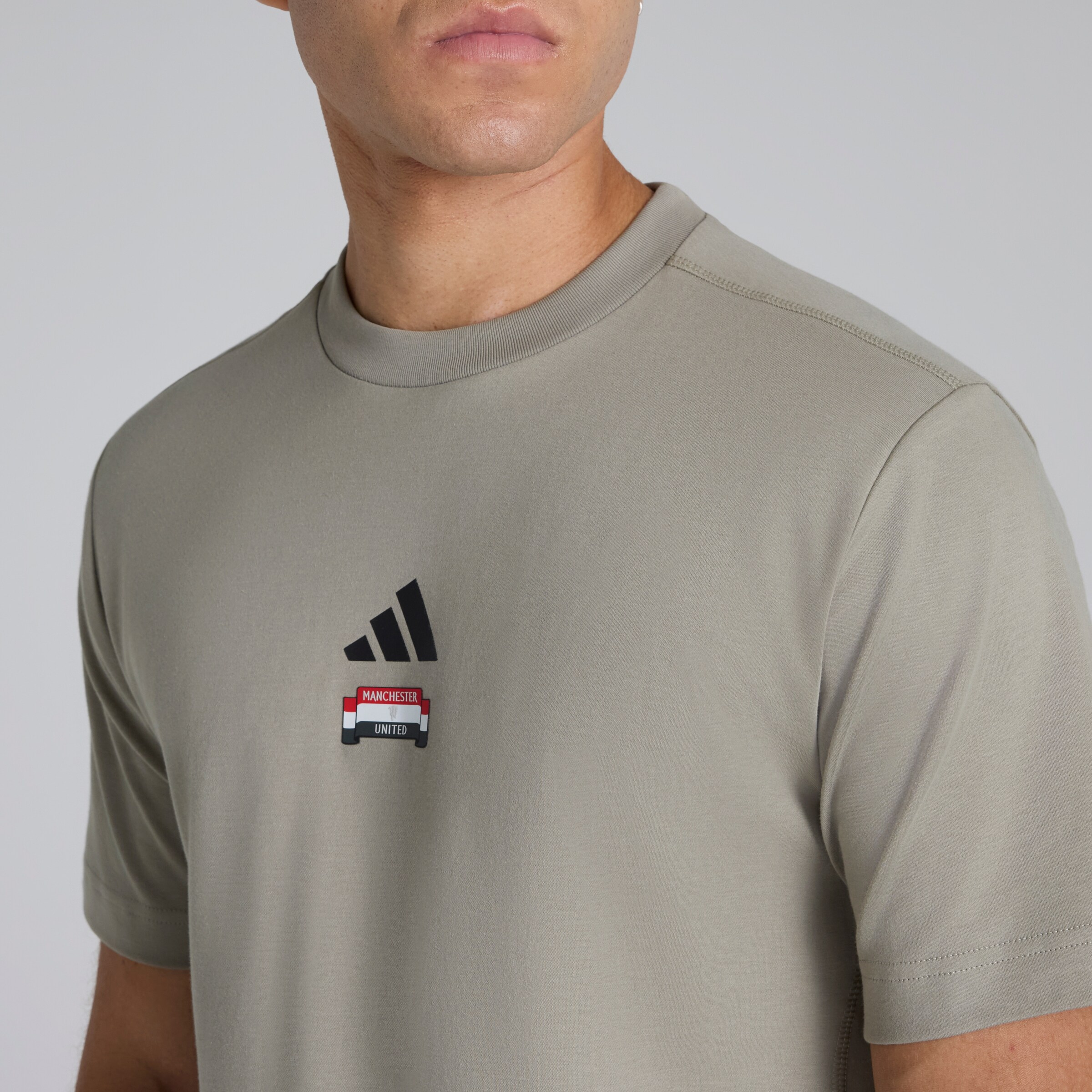 Manchester United x adidas City Escape T-Shirt Grey Gris Détail [4-4]