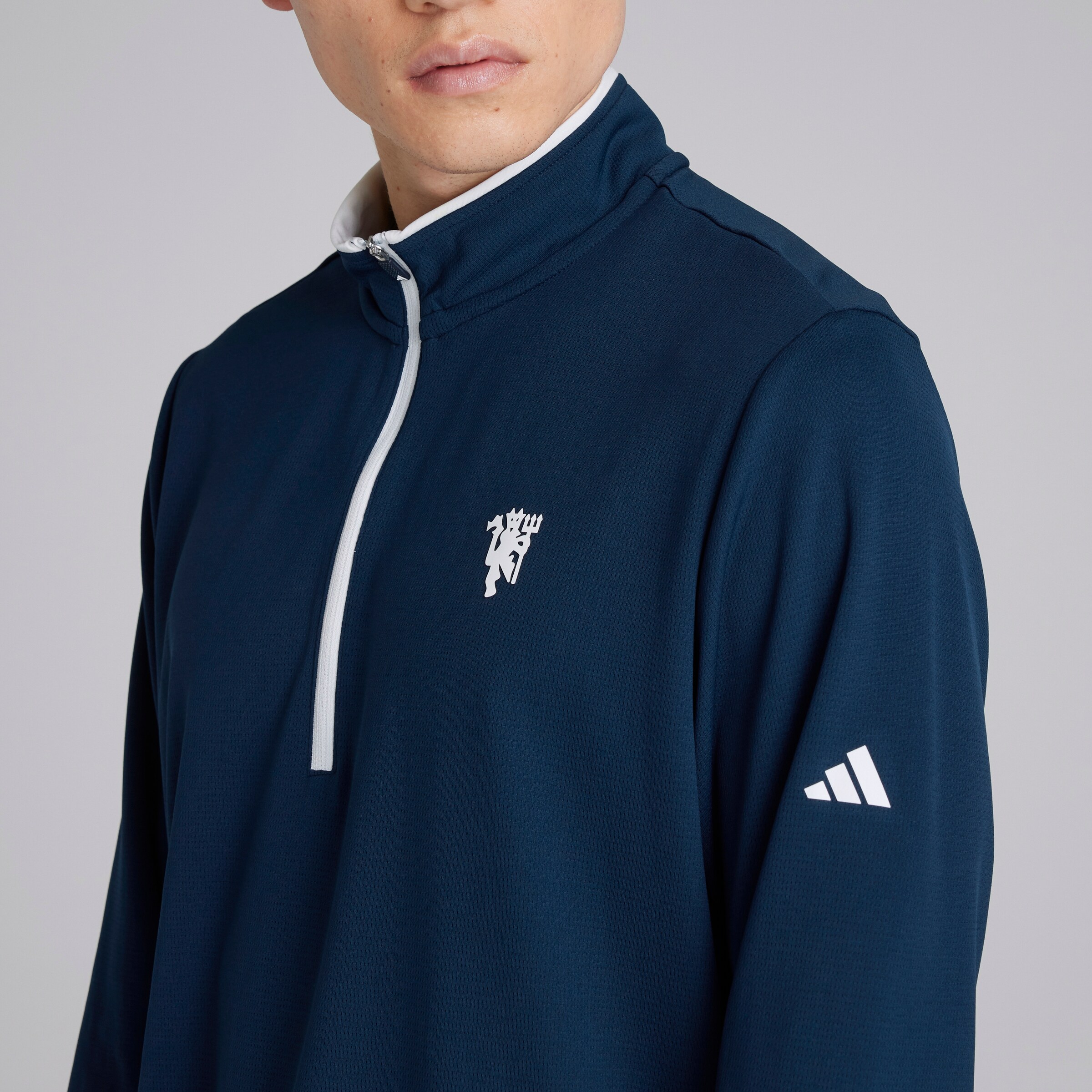 Manchester United x adidas Golf Lightweight 1/2 Zip Top Navy Navy blue Detail [4-4]