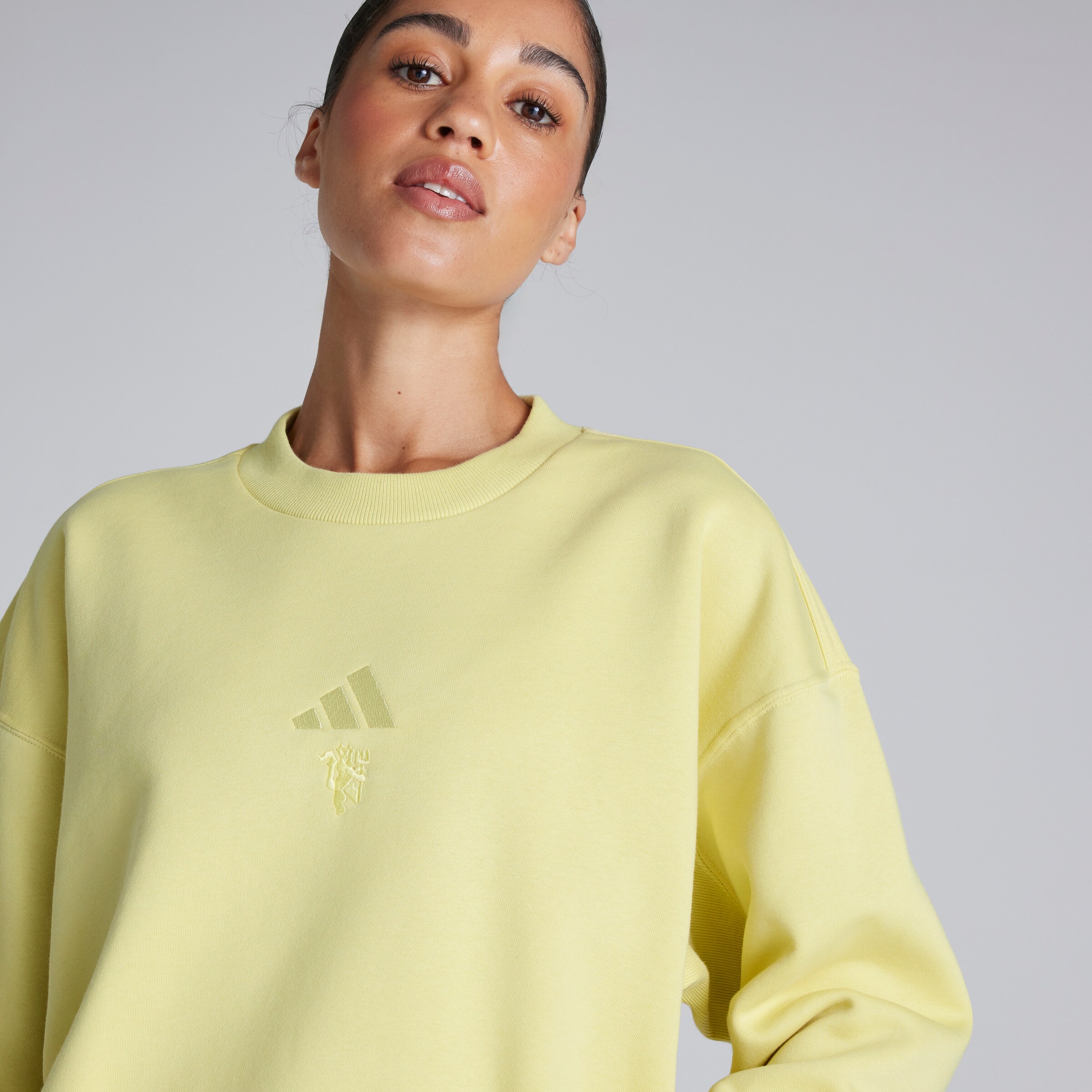 Manchester United x adidas Womens ALL SZN Fleece Sweatshirt Yellow Jaune Détail [4-5]