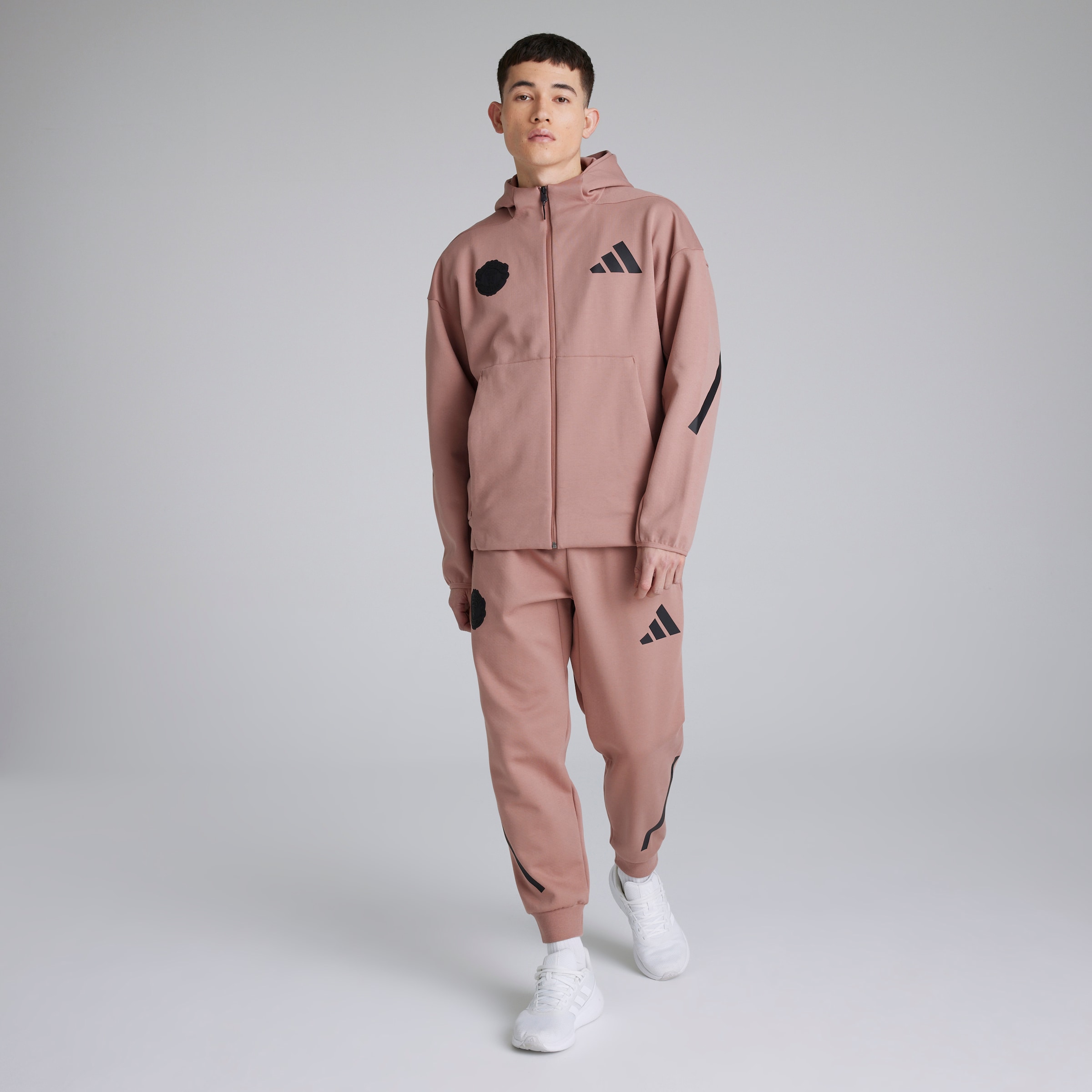 Manchester United x adidas Z.N.E. Tracksuit Bottoms Pink Rose Détail [3-5]