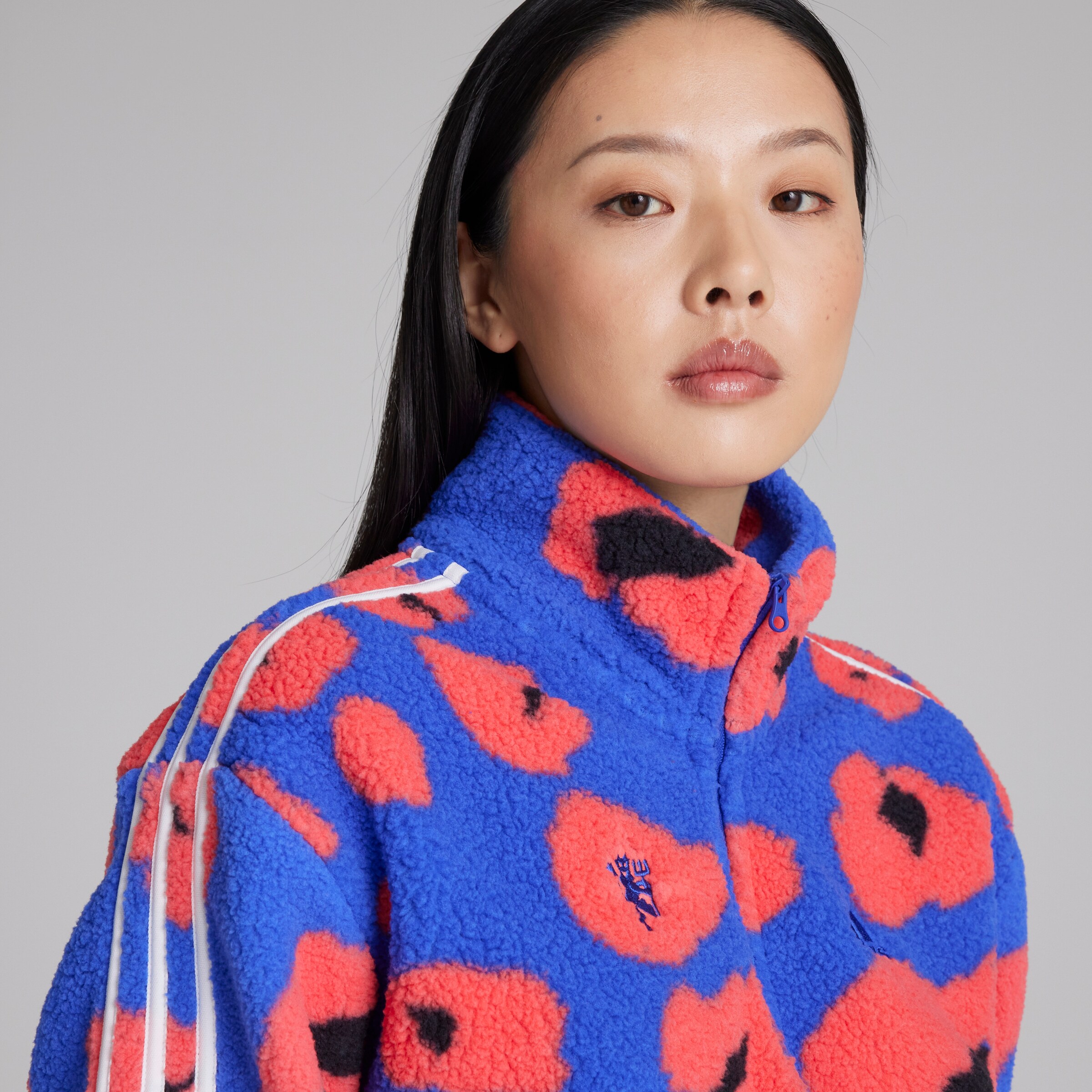 Manchester United x adidas Womens Essentials 3-Stripes Animal Print 1/4 Zip Top Blue Détail [5-5]