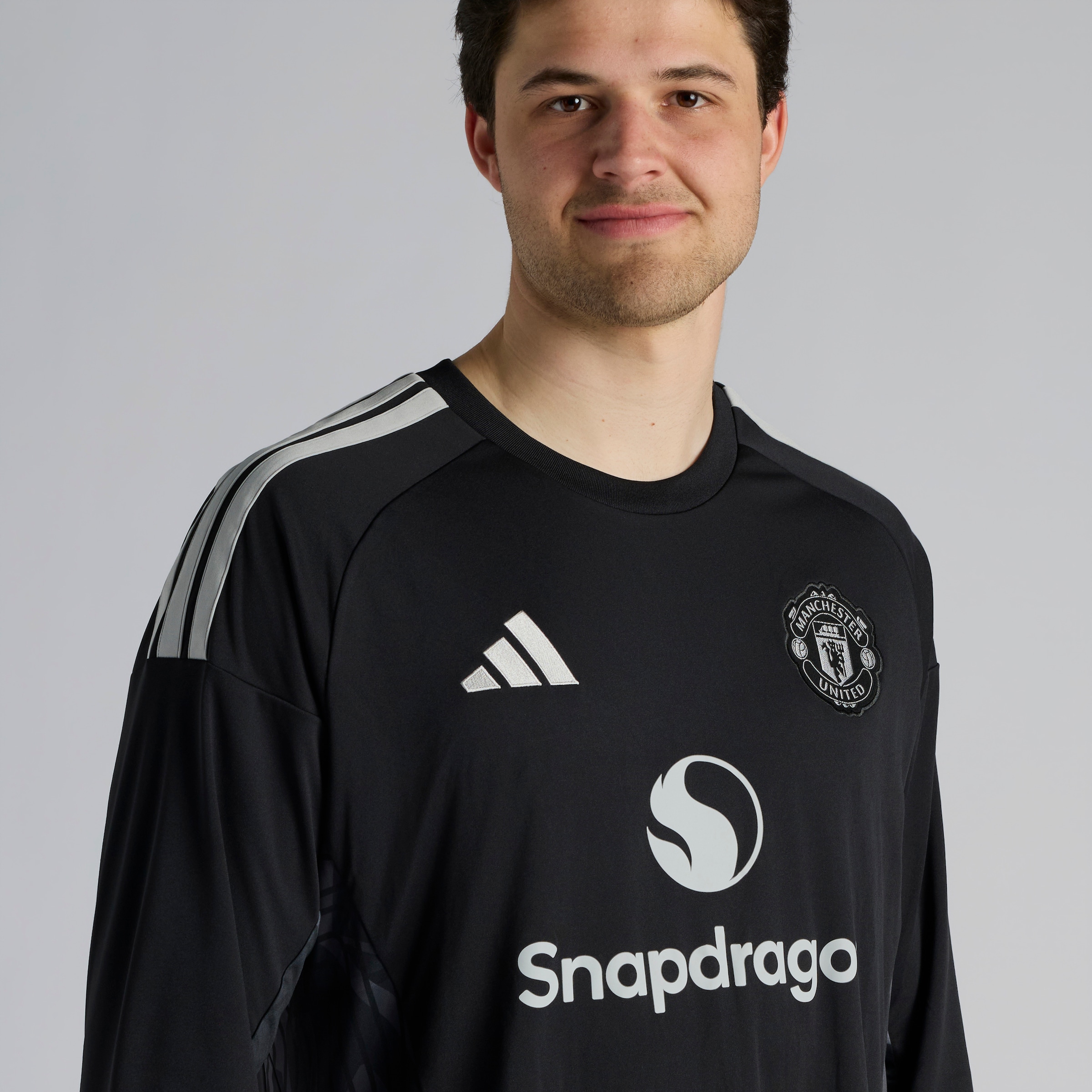 Manchester United 26/27 Home Goalkeeper Long Sleeve Jersey Black Black Detail [4-5]