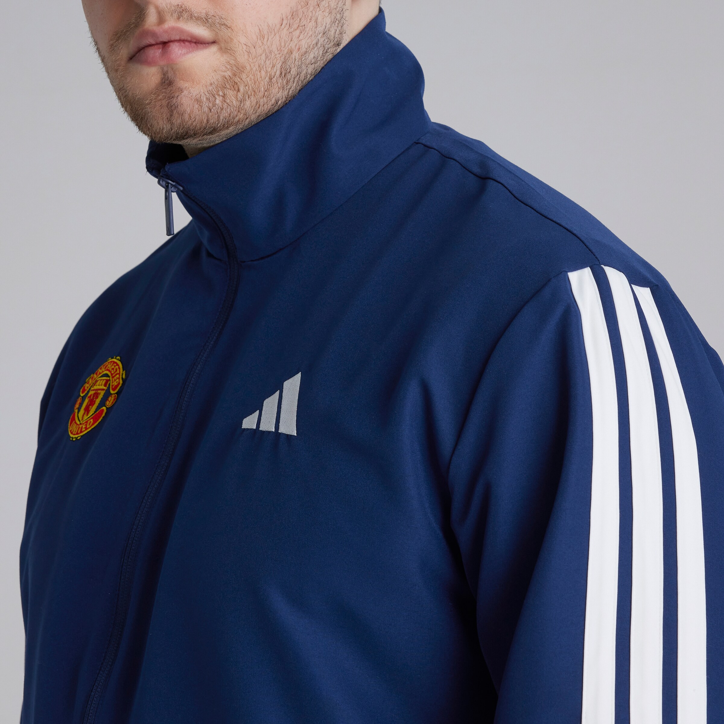 Manchester United x adidas Essentials 3-Stripes Woven Tracksuit Blue Bleu Détail [5-6]