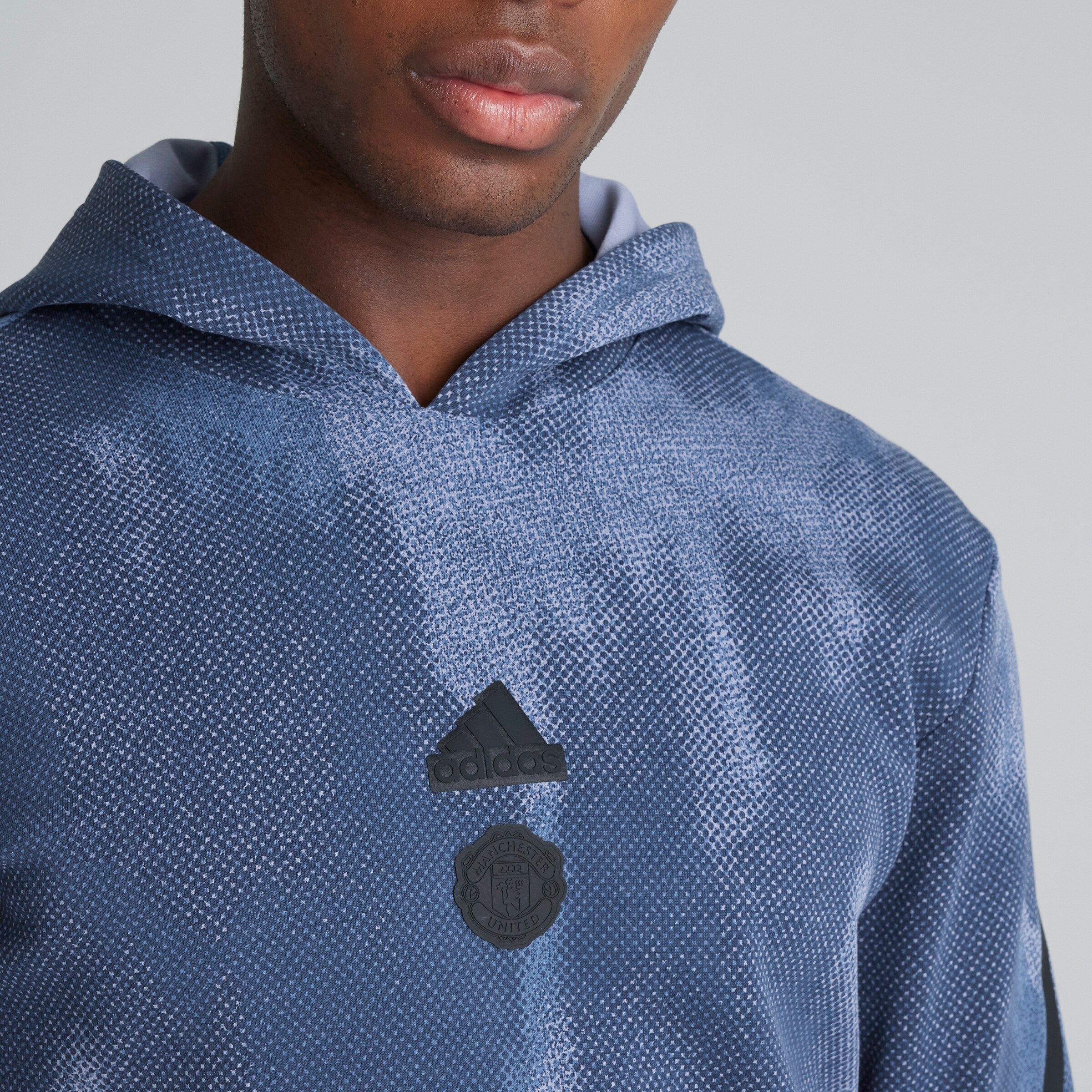 Manchester United x adidas Future Icons Graphic Hoodie Blue Détail [4-6]