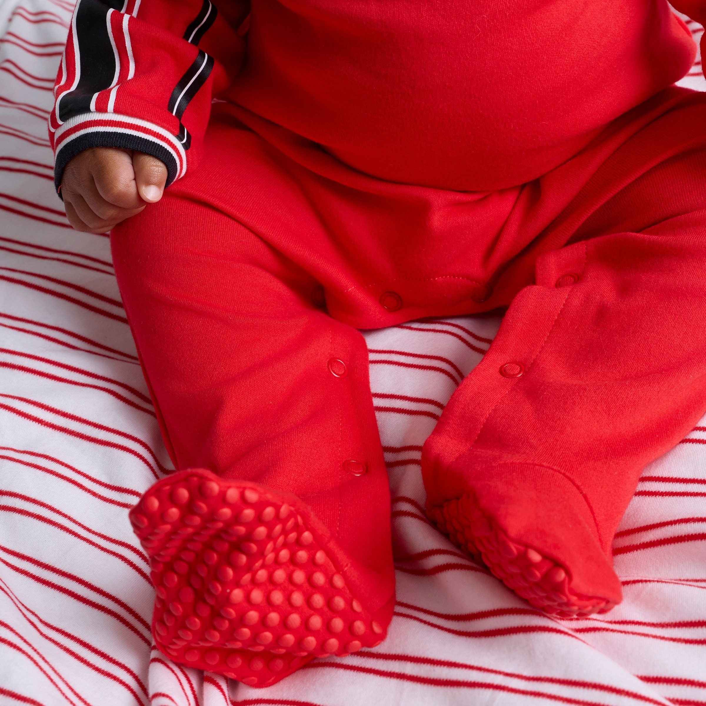Manchester United Baby 1998/00 Retro Home Sleepsuit Red Red Detail [6-6]