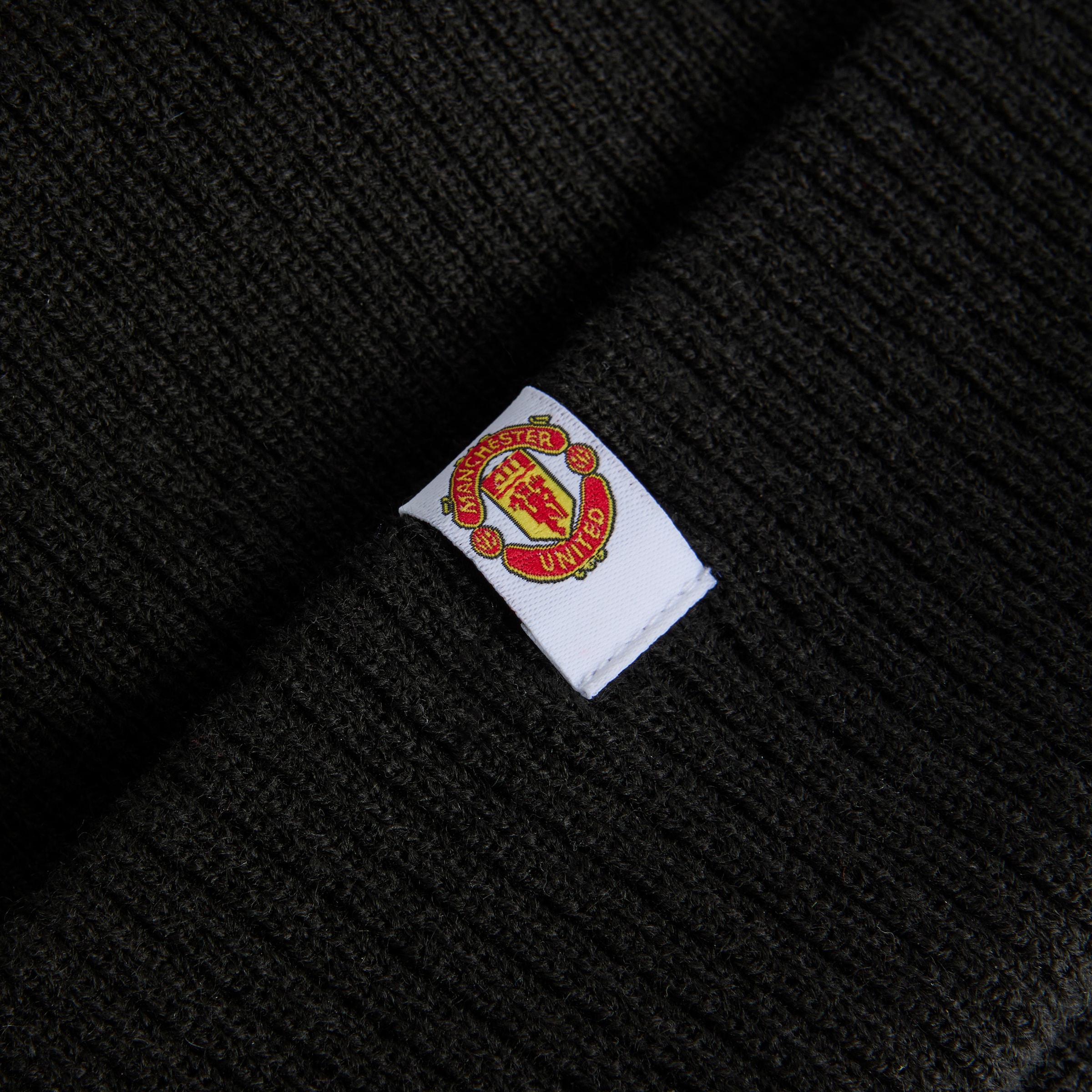 Manchester United x New Era MUFC Cuff Beanie Black Black Detail [3-4]