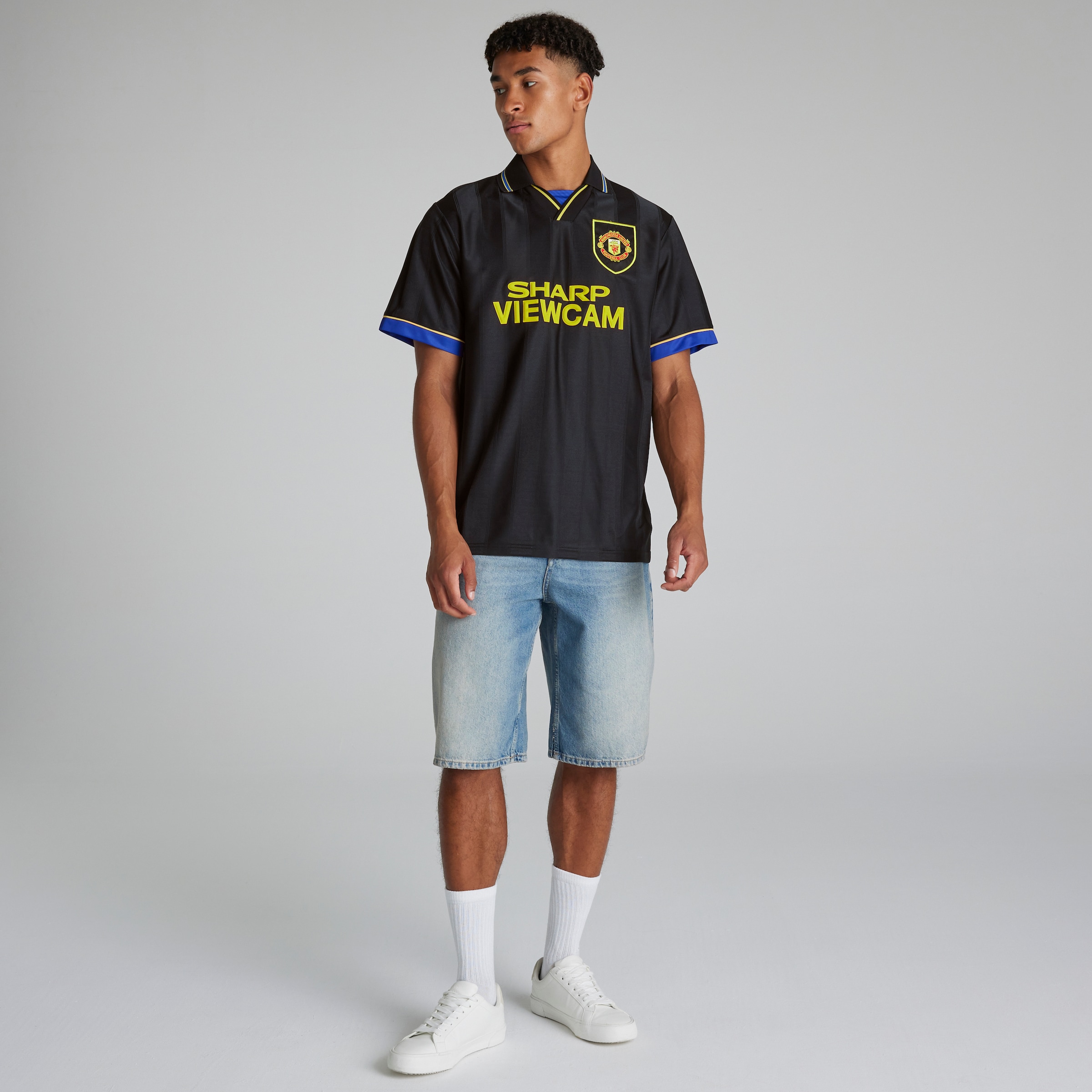 Manchester United 1993-95 Away Shirt Black Black Detail [3-5]