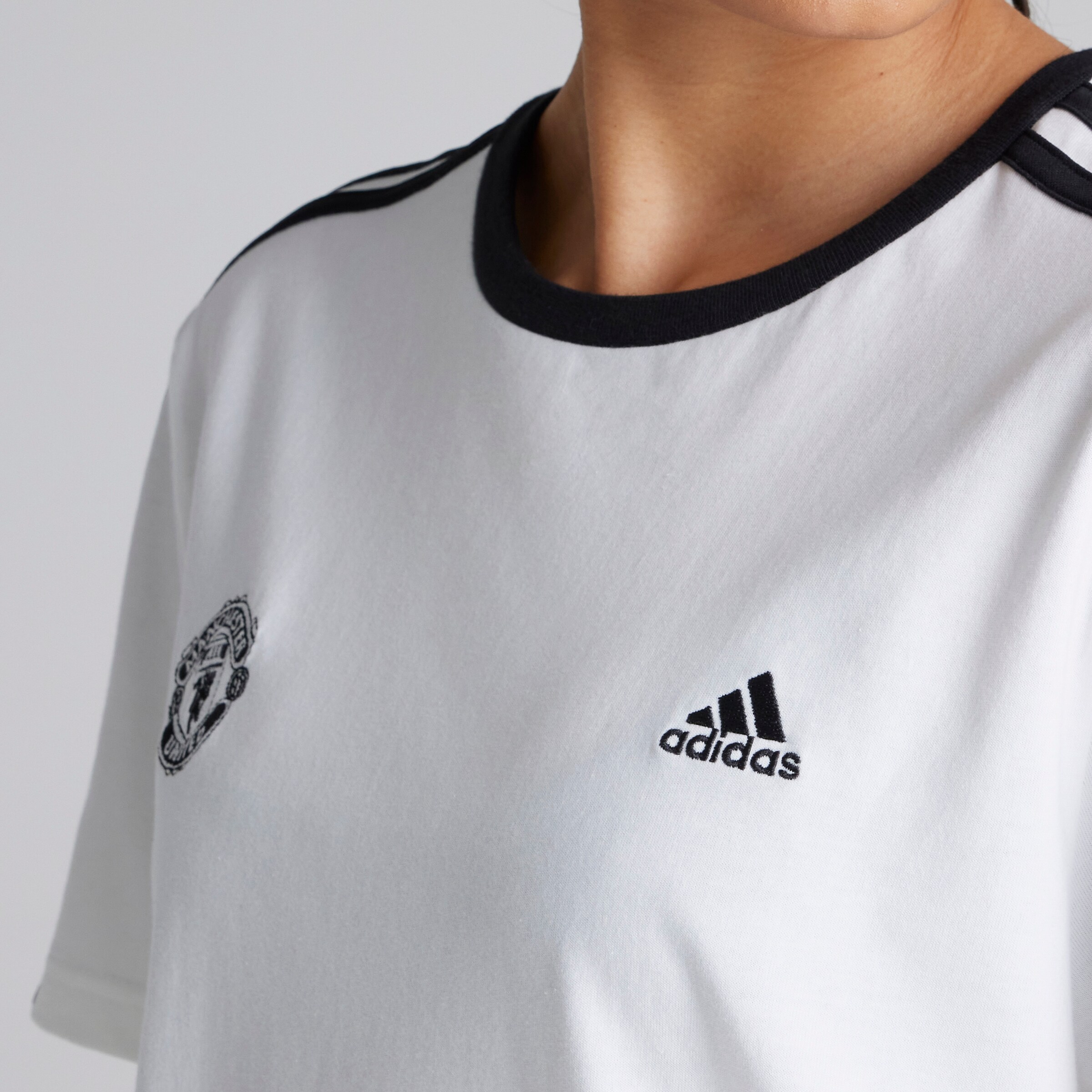 Manchester United x adidas Womens Essentials 3-Stripes T-Shirt White Blanc Détail [5-7]