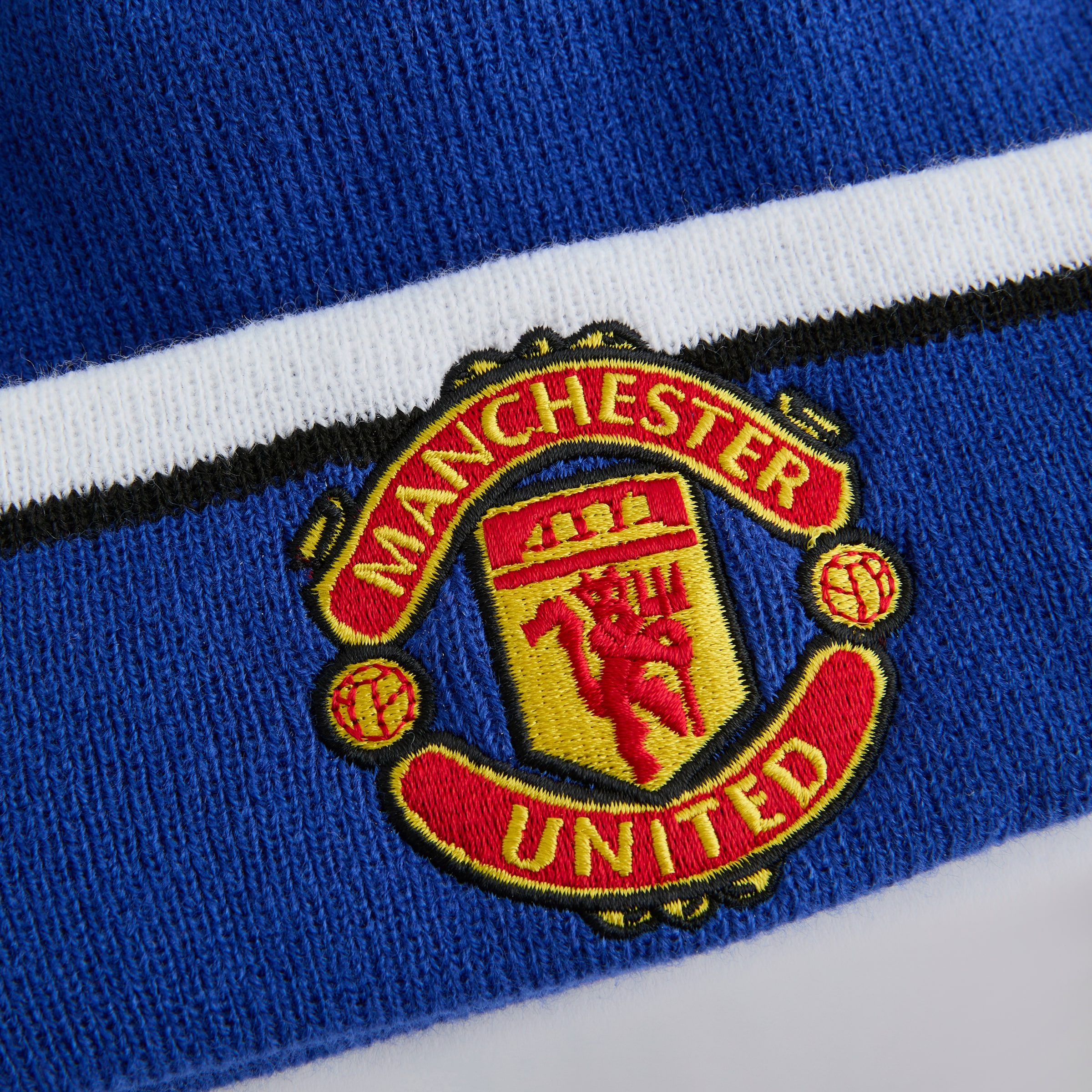 Manchester United x New Era Retro Bobble Beanie Blue Blue Detail [3-4]