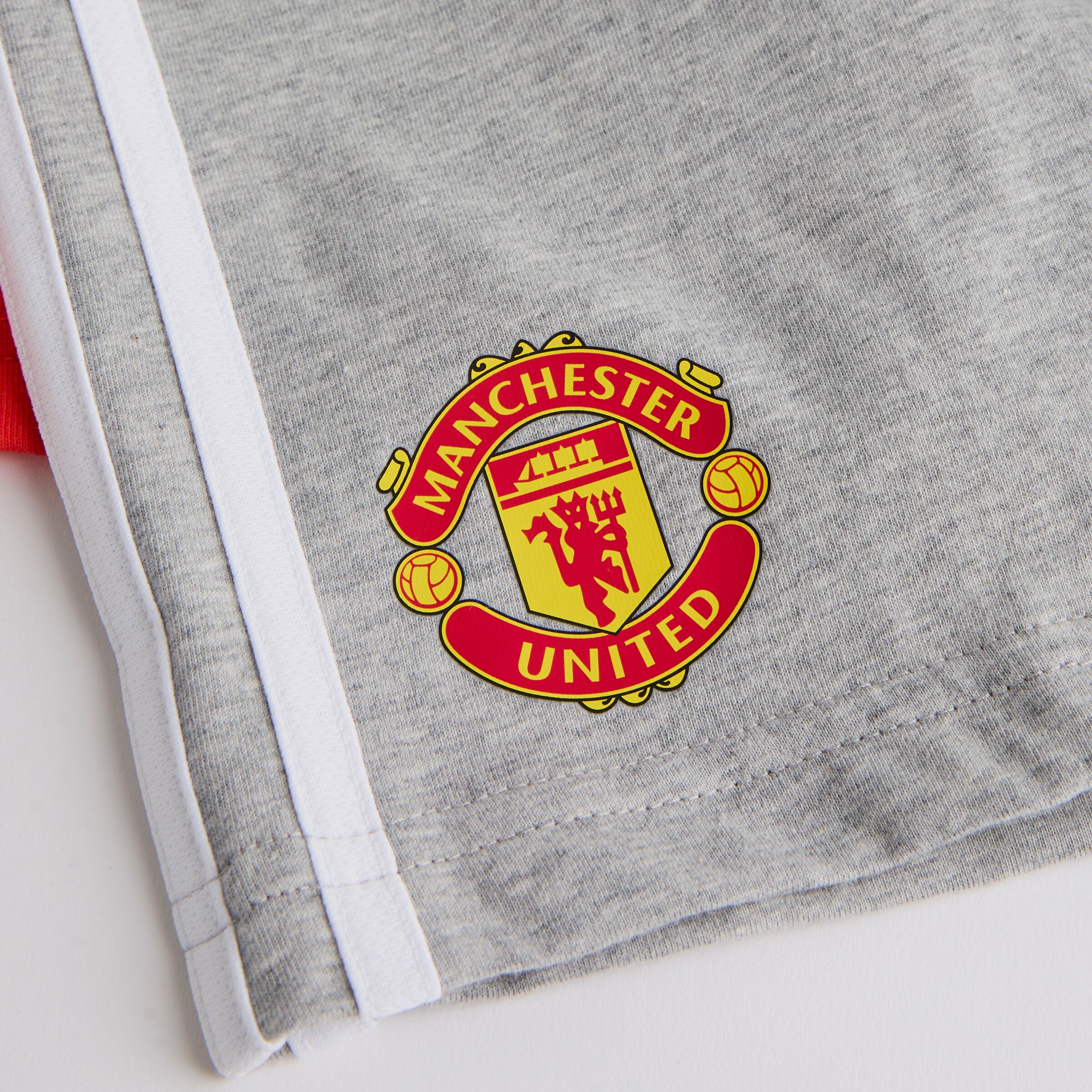 Manchester United x adidas Kids Essentials 3-Stripes Shorts Set Red/Grey Détail [4-4]