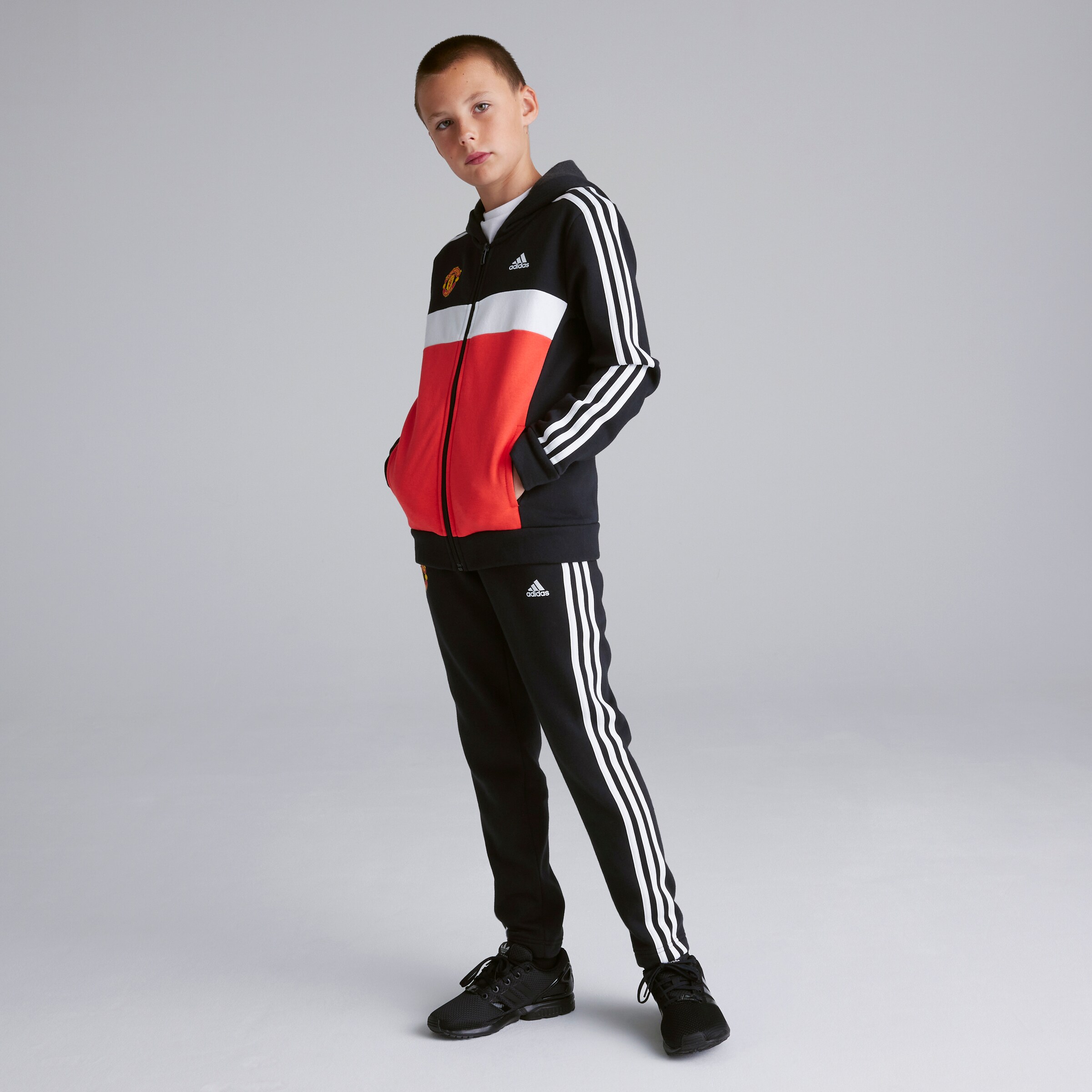 Manchester United x adidas Kids Tiberio 3-Stripes Colourblock Fleece Tracksuit Black/Red Noir Détail [2-7]