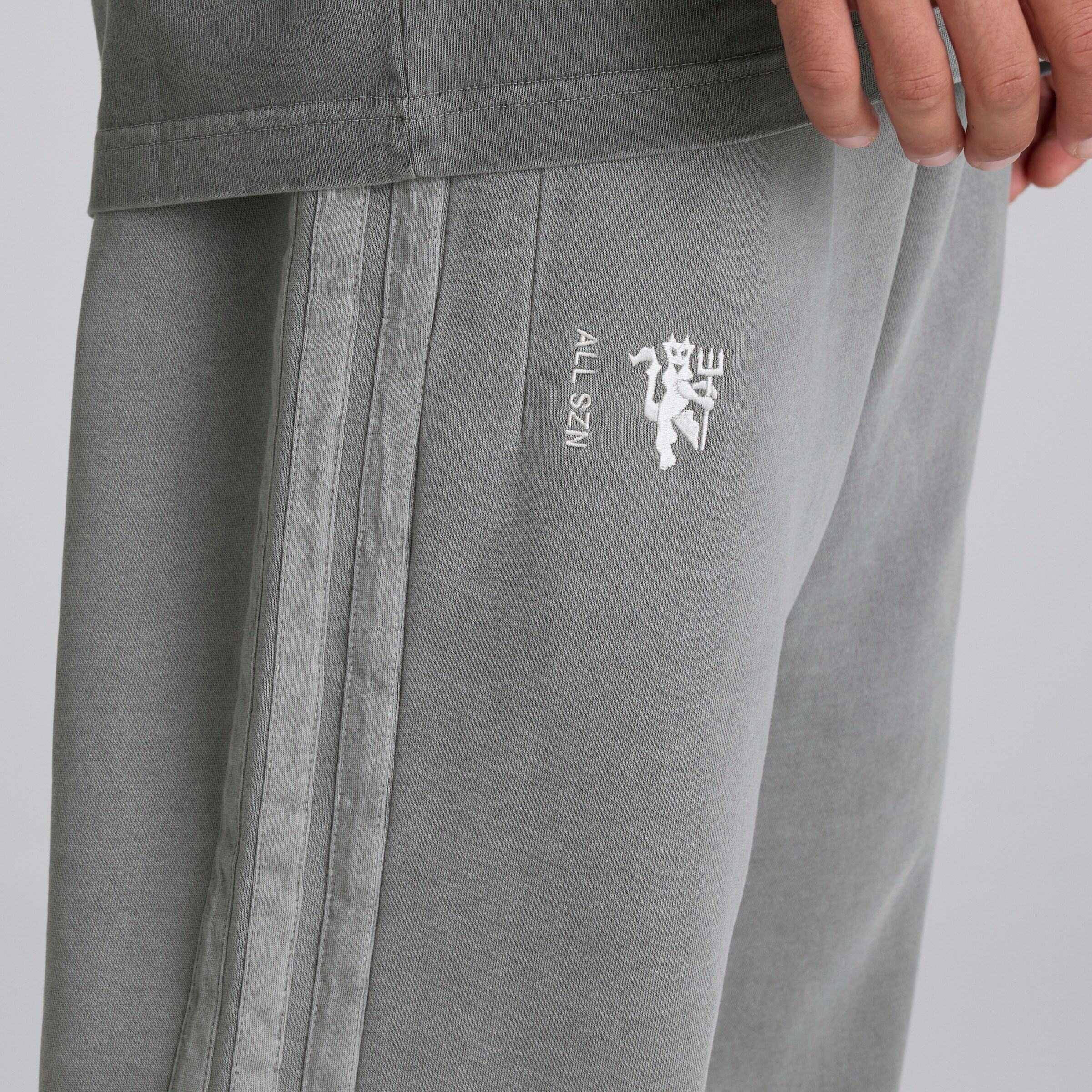 Manchester United x adidas ALL SZN Loose Joggers Washed Grey Gris Détail [4-6]