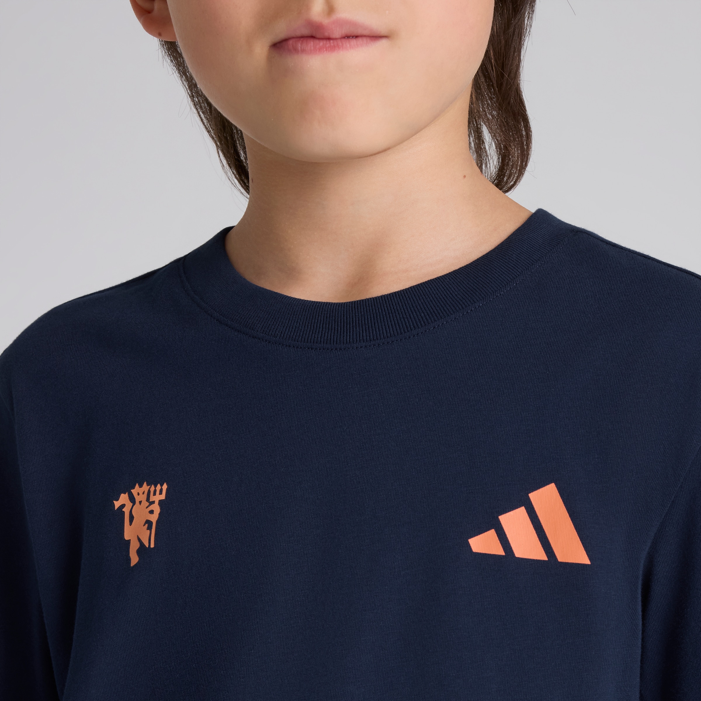 Manchester United x adidas Kids Golf Graphic T-Shirt Navy Navy blue Detail [5-6]