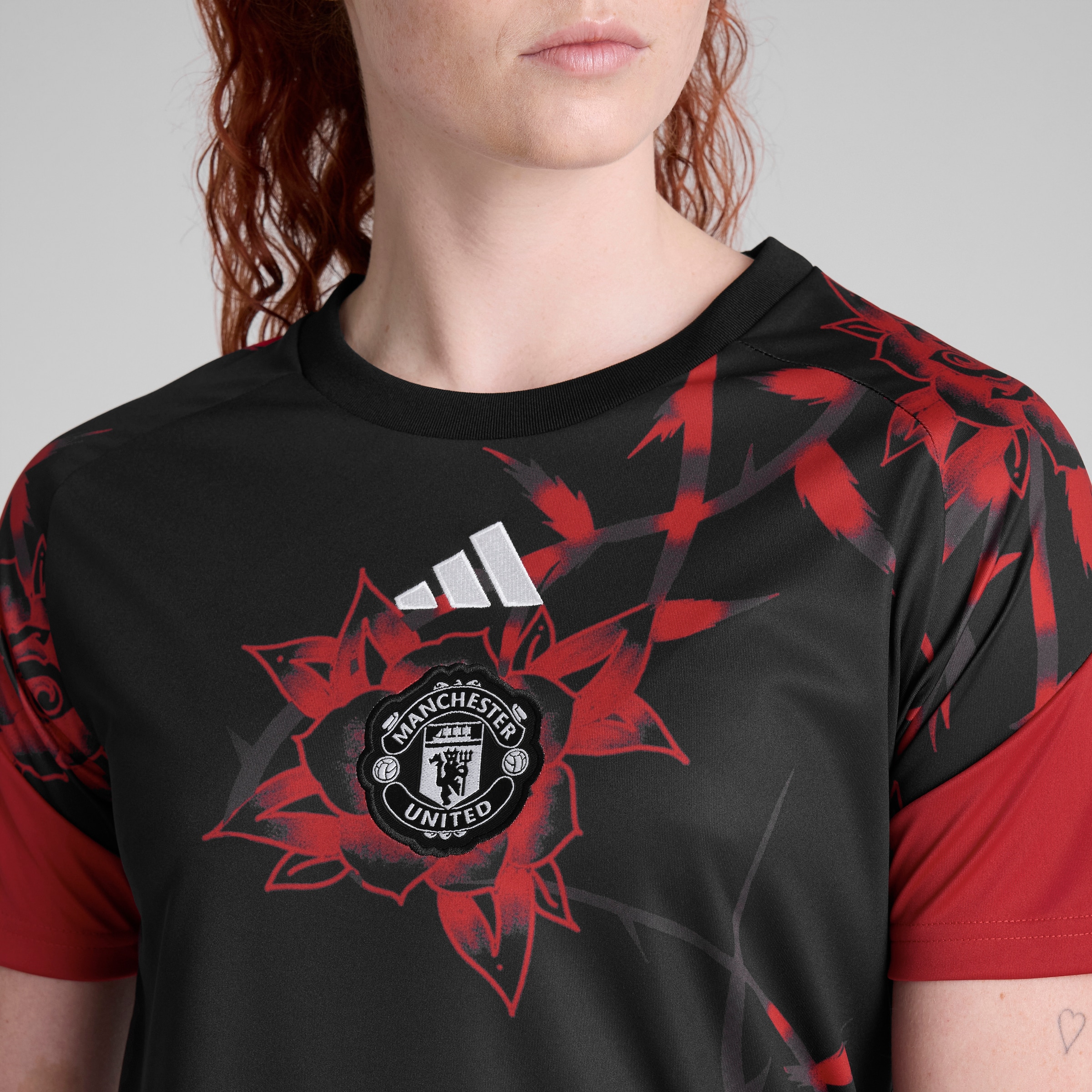 Manchester United Womens 26/27 Home Pre Match Jersey Red Detail [4-5]