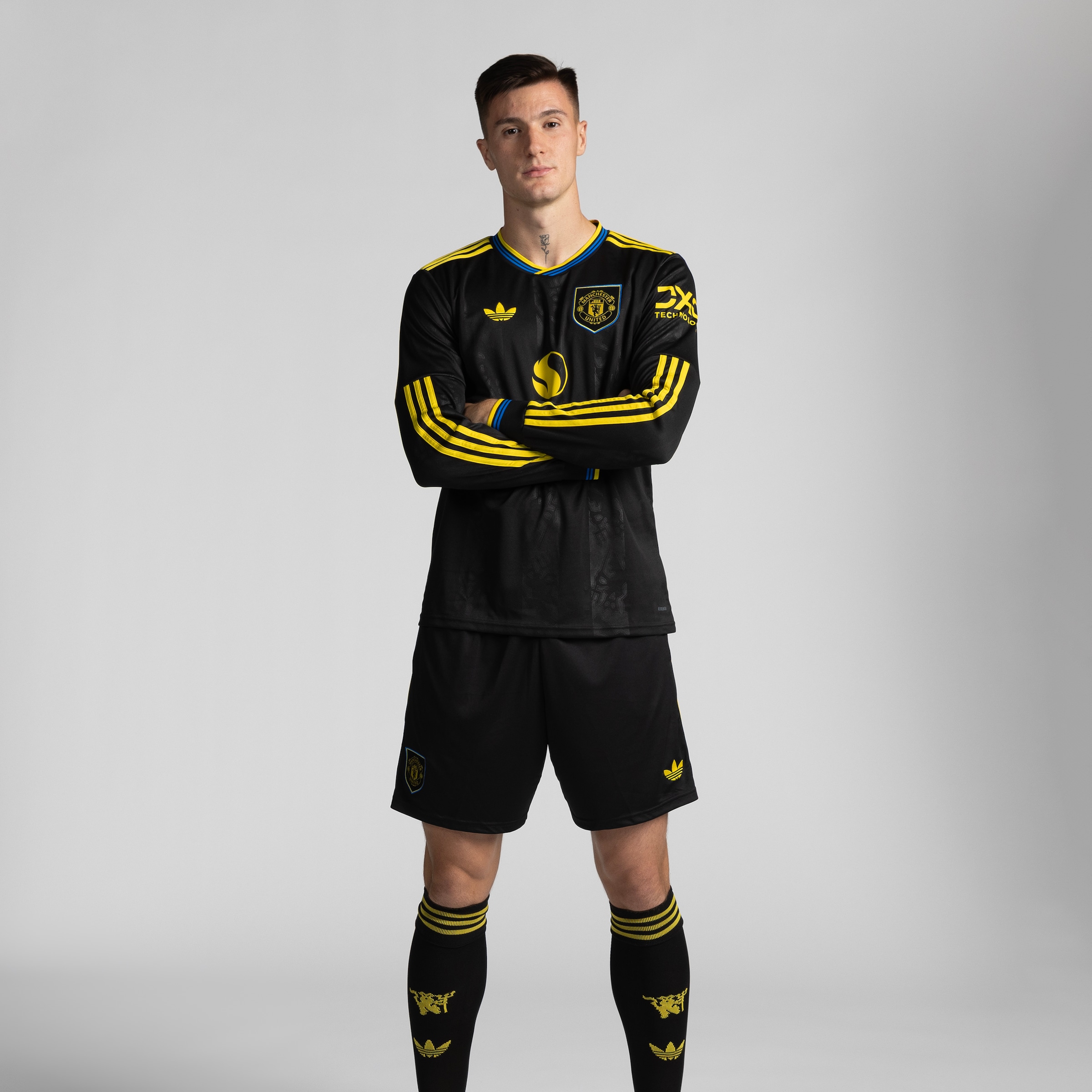 Manchester United 25/26 Long Sleeve Third Jersey Black Detail [3-5]