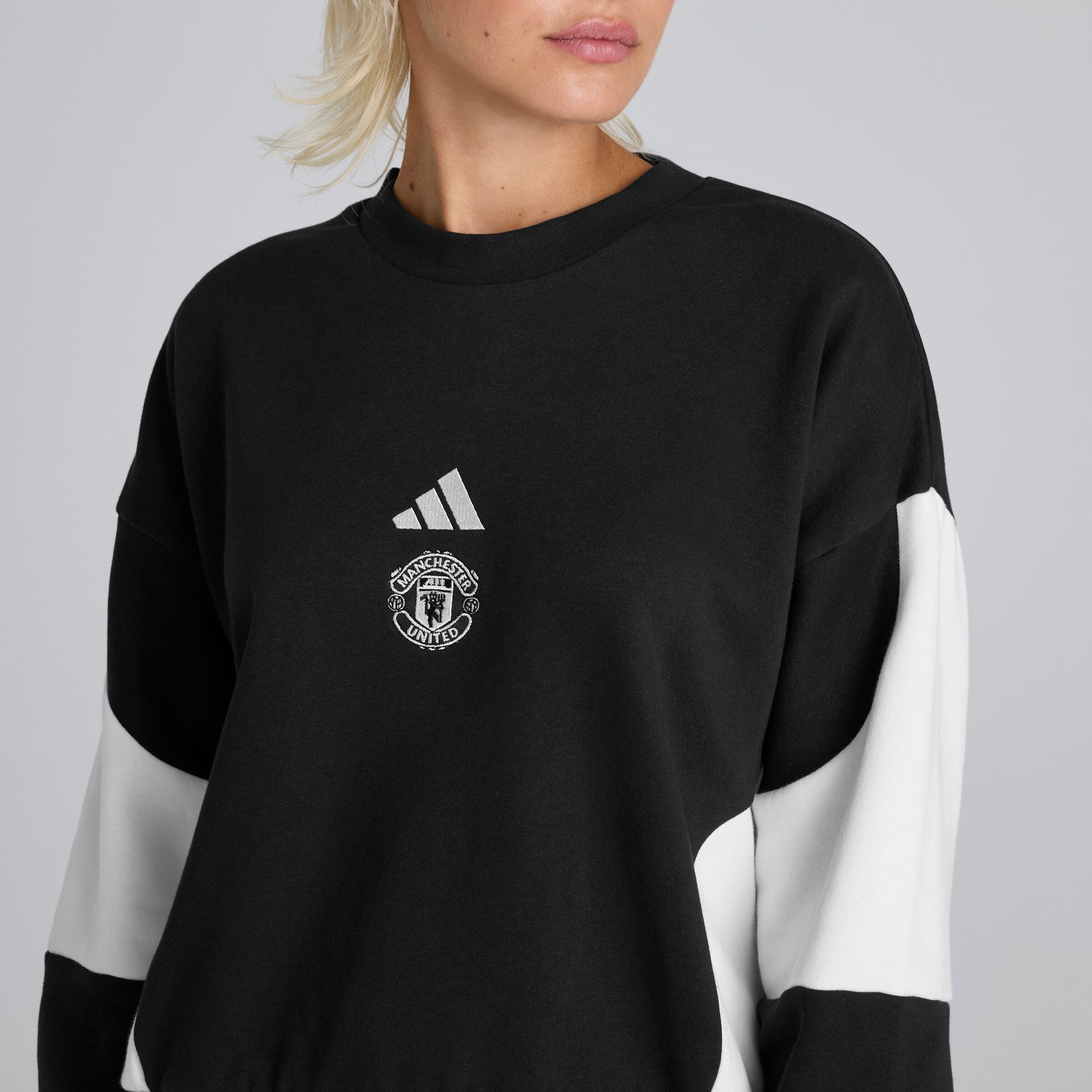 Manchester United x adidas Womens Laziday Tracksuit Black Noir Détail [5-6]