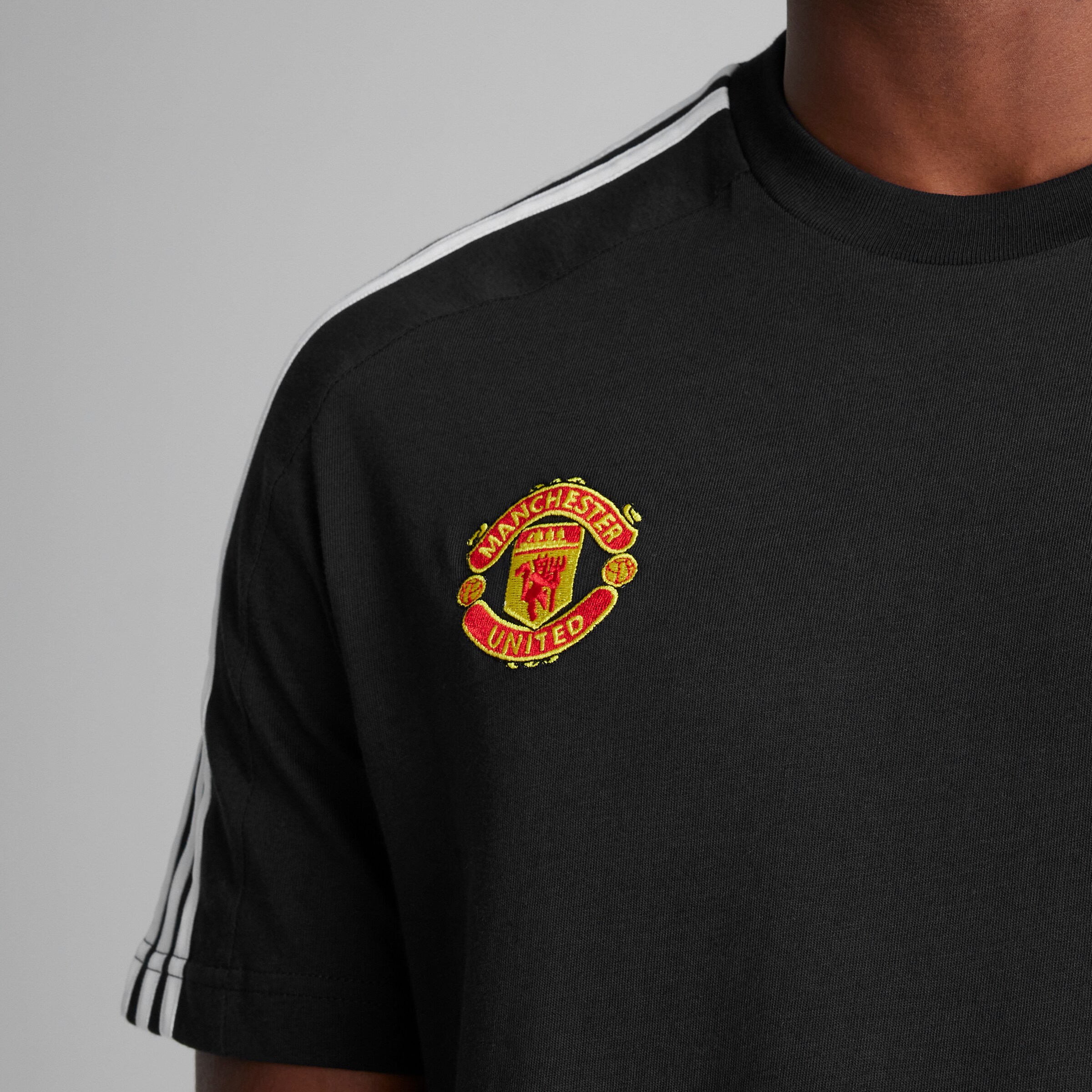 Manchester United x adidas Mens Essentials Single Jersey 3-Stripes T-Shirt Black Noir Détail [5-5]