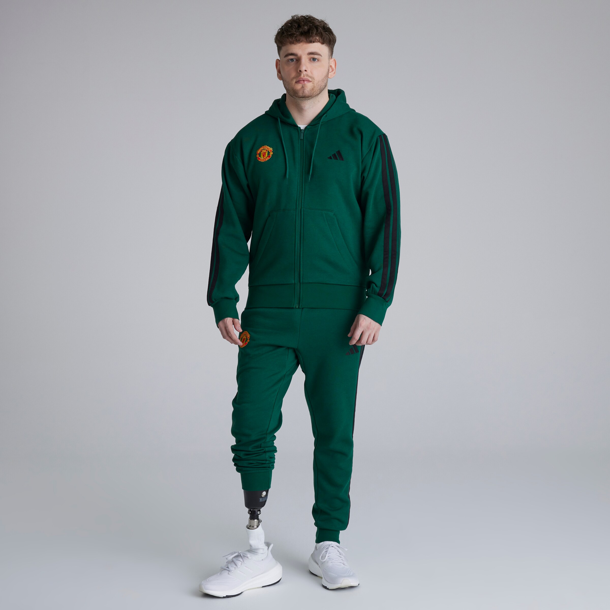 Manchester United x adidas Essentials 3-Stripes Fleece Joggers Green Vert Détail [2-5]