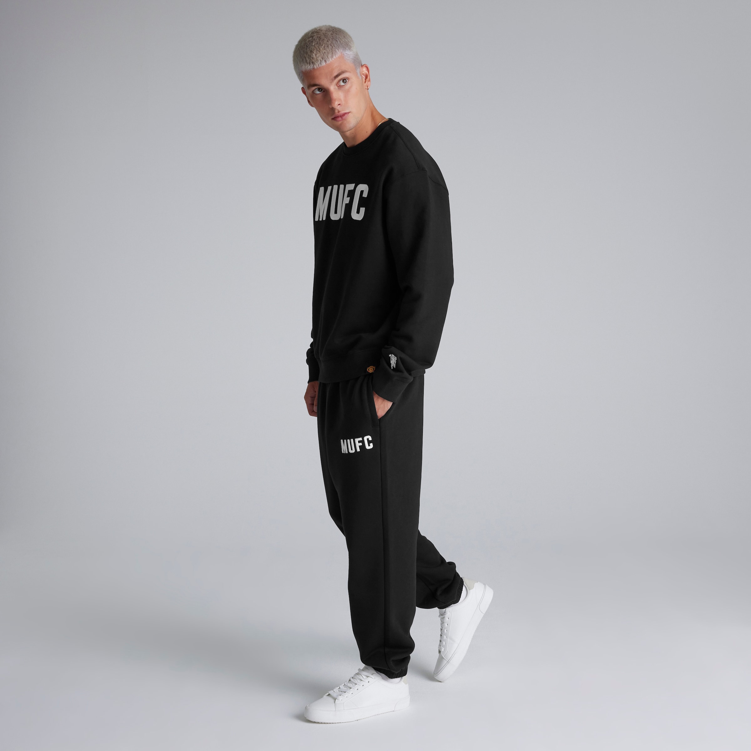 Manchester United Mens MUFC Sweatshirt Black Black Detail [3-4]