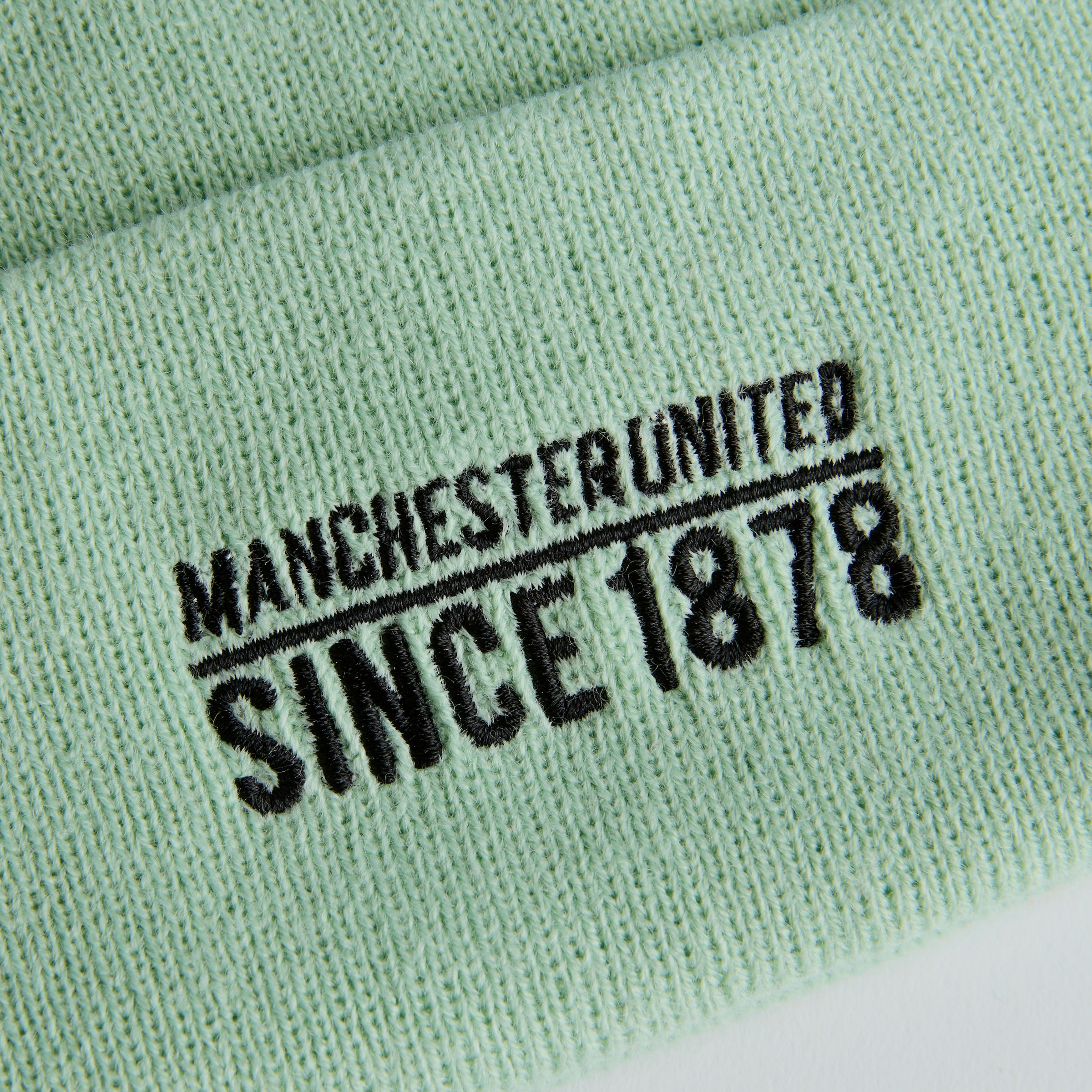Manchester United x New Era Womens 1878 Cuff Beanie Green Verde Detalle [3-4]